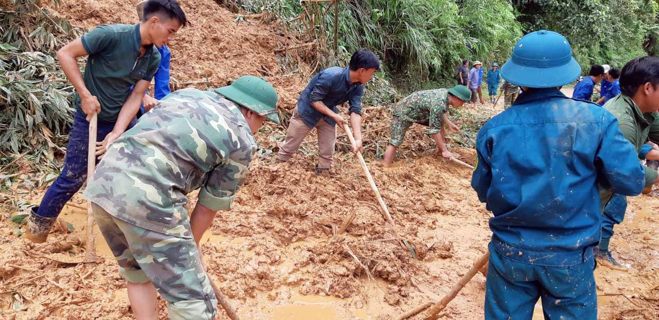 Cán bộ, chiến sỹ Đồn Biên phòng Nậm Càn khắc phục sạt lở đường trên quốc lộ 7b. Ảnh: 