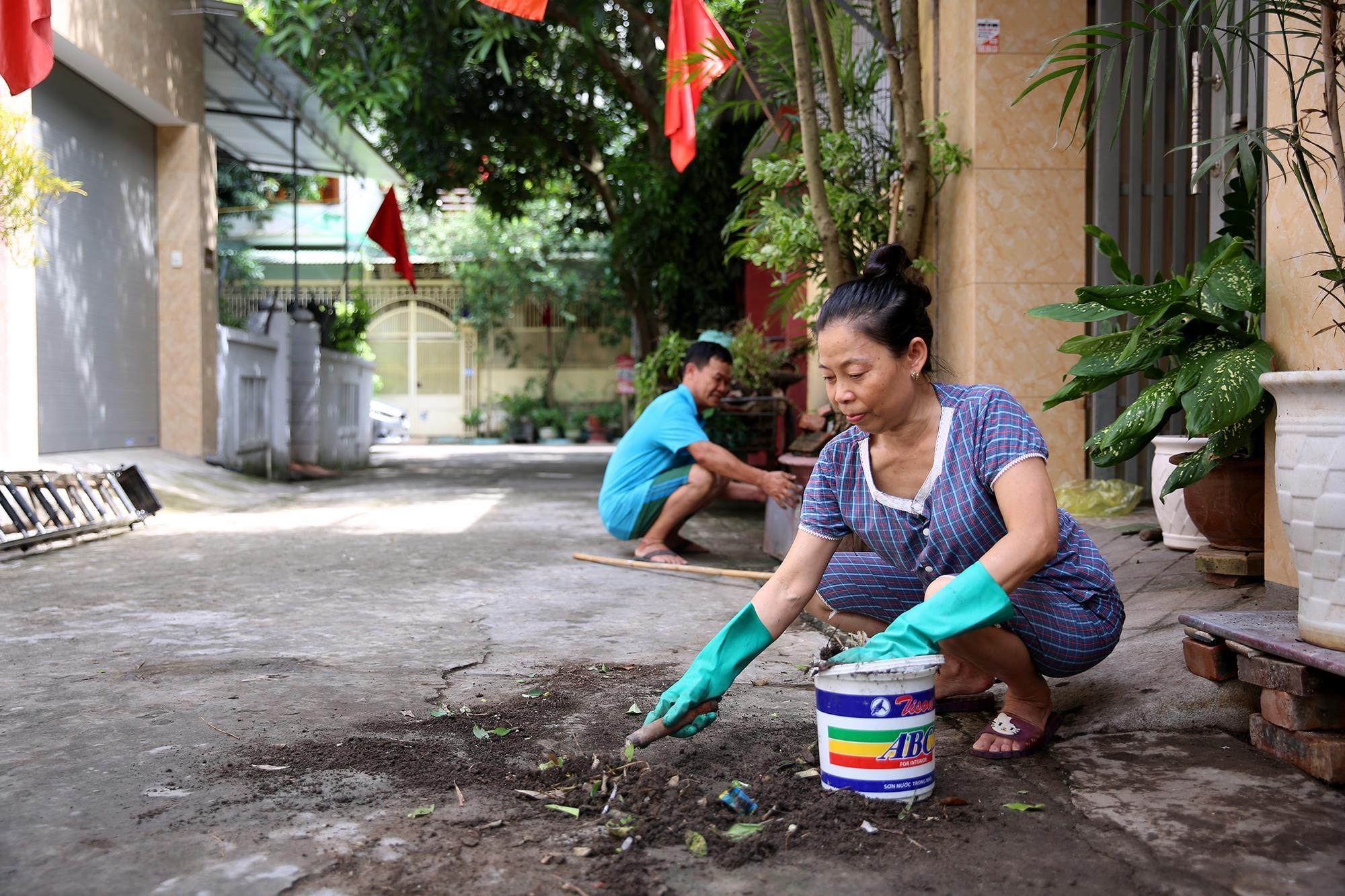 Không chỉ thực hiện tốt việc treo cờ Tổ quốc, bà con nhân dân thành phố Vinh còn