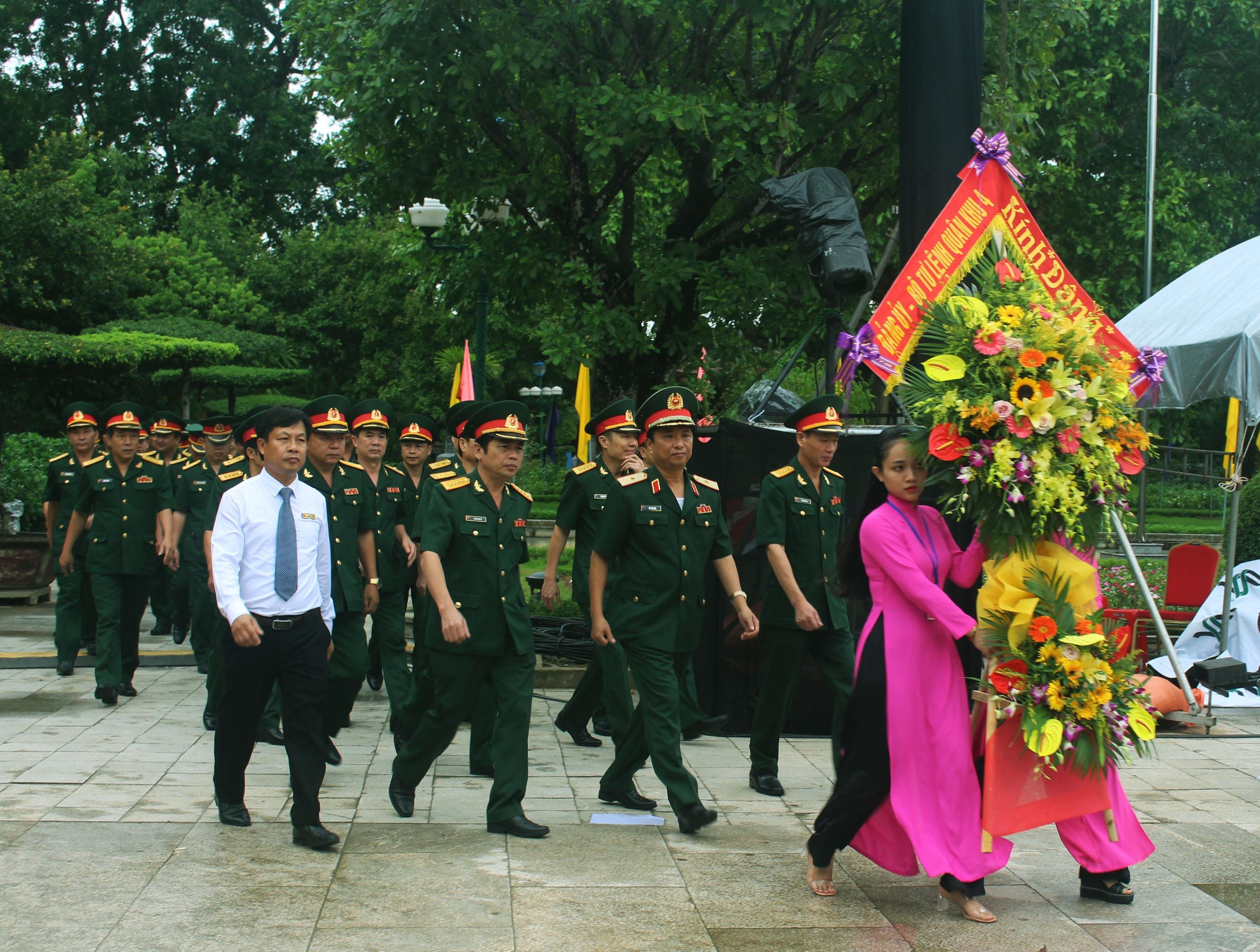 Đoàn cán bộ Quân khu 4 đến dâng hoa, dâng hương tại Khu di tích Kim Liên