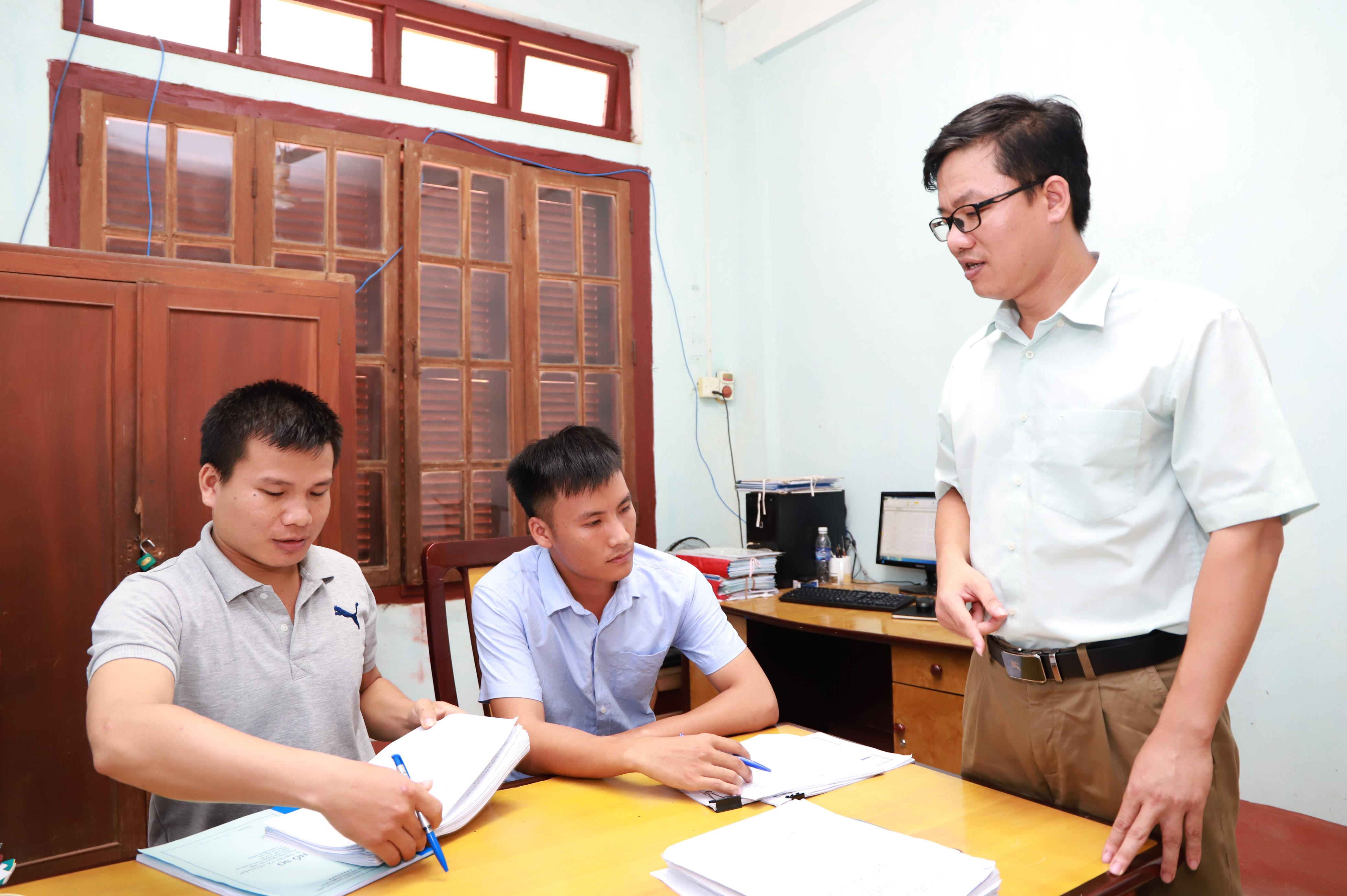 Ông Nguyễn Ngọc Hoàng (đứng) - Tổng Giám đốc Công ty TNHH MTV Lâm nông nghiệp Sông Hiếu trao đổi với cán bộ kỹ thuật công ty. Ảnh: Nhật Lệ