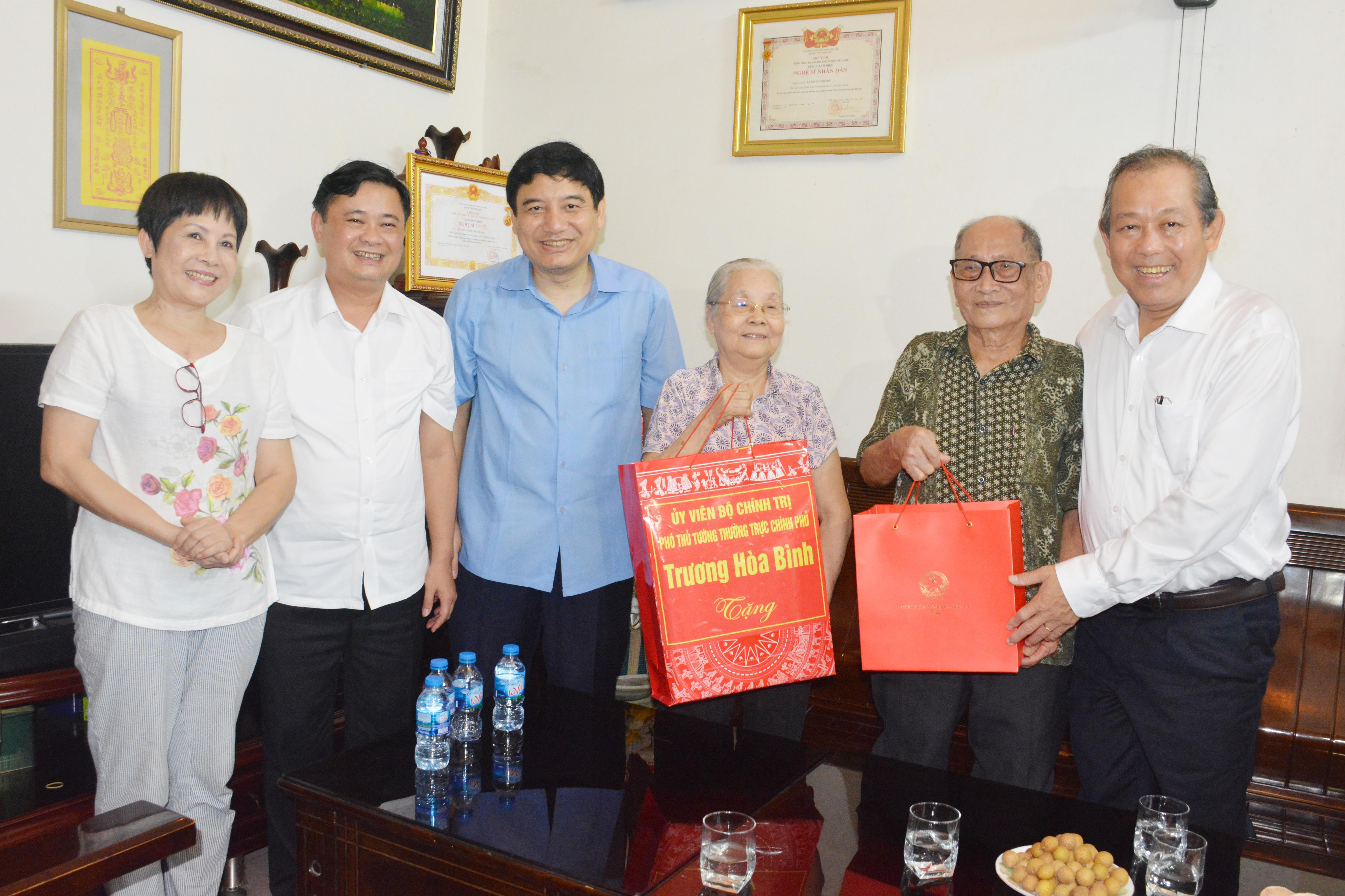 Phó Thủ tướng Trương Hòa Bình và các đồng chí lãnh đạo tỉnh tặng quà cho gia đình ông bà. Ảnh Thanh Lê