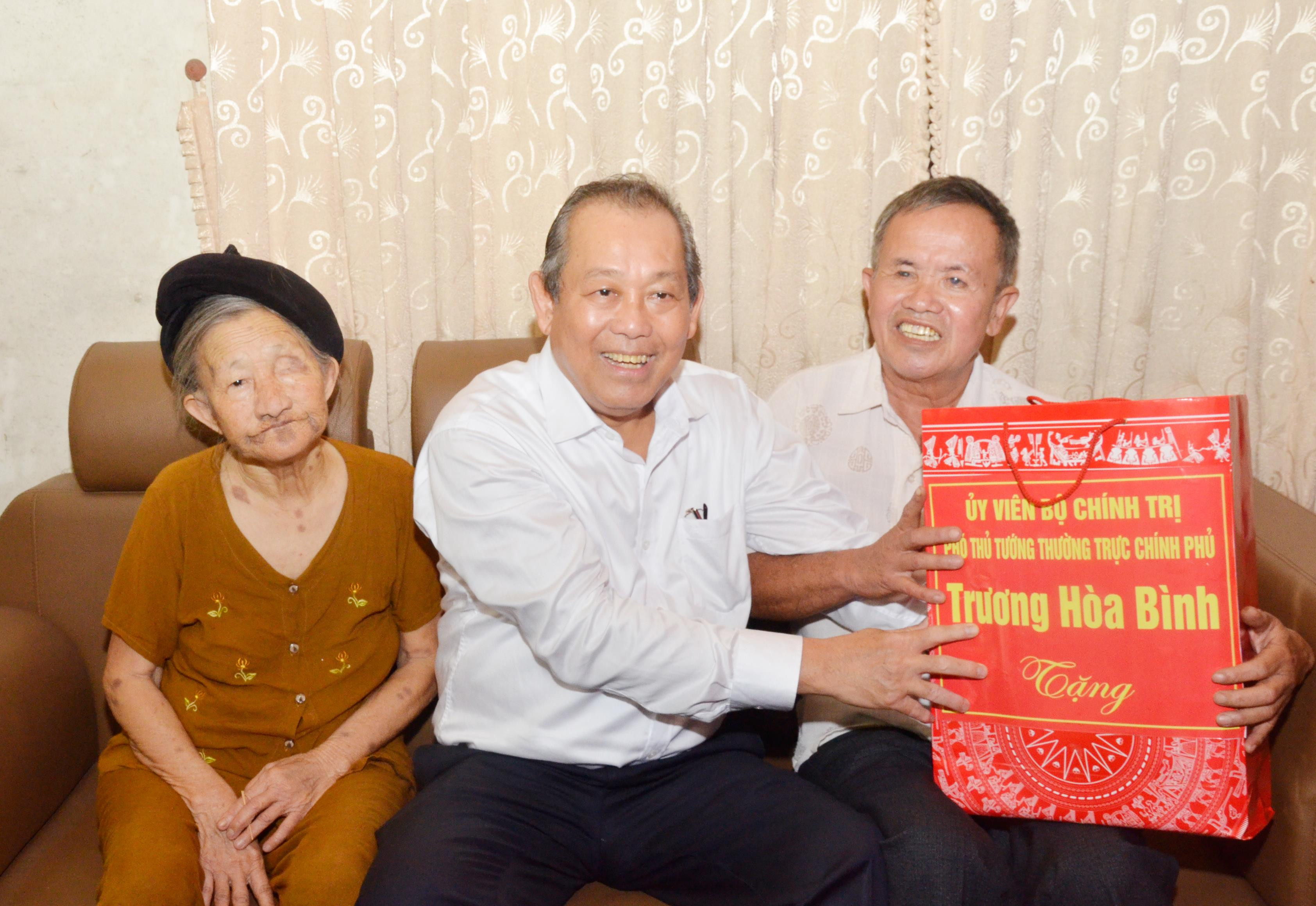 Phó Thủ tướng Thường trực Chính phủ Trương Hòa Bình thăm, tặng quà Mẹ VNAH