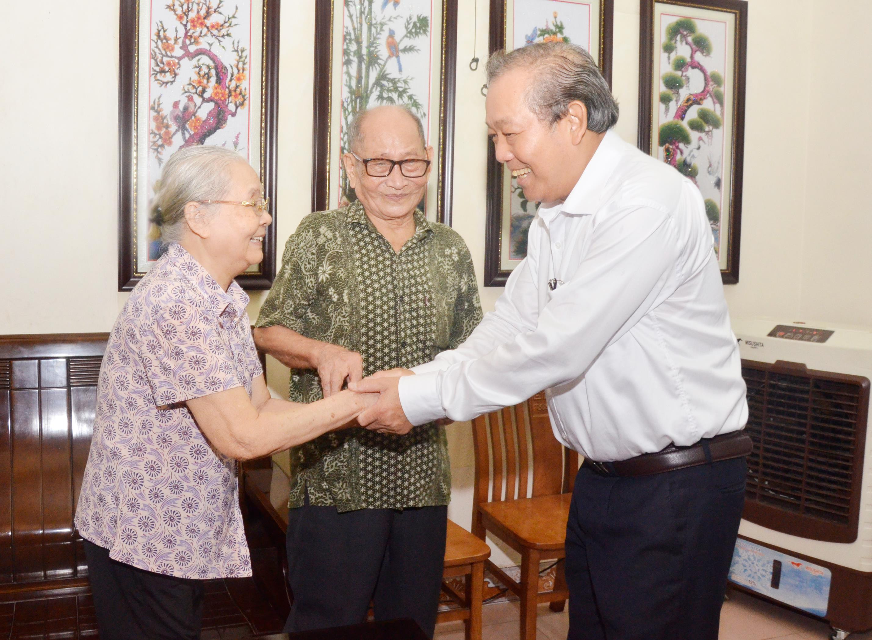 Phó Thủ tướng Thường trực Chính phủ Trương Hòa Bình thăm hỏi ân cần gia đình ông Nguyễn Quý Thông và bà Đặng Thị Kim Thanh - hai vợ chồng ông, bà từng gặp phục vụ 