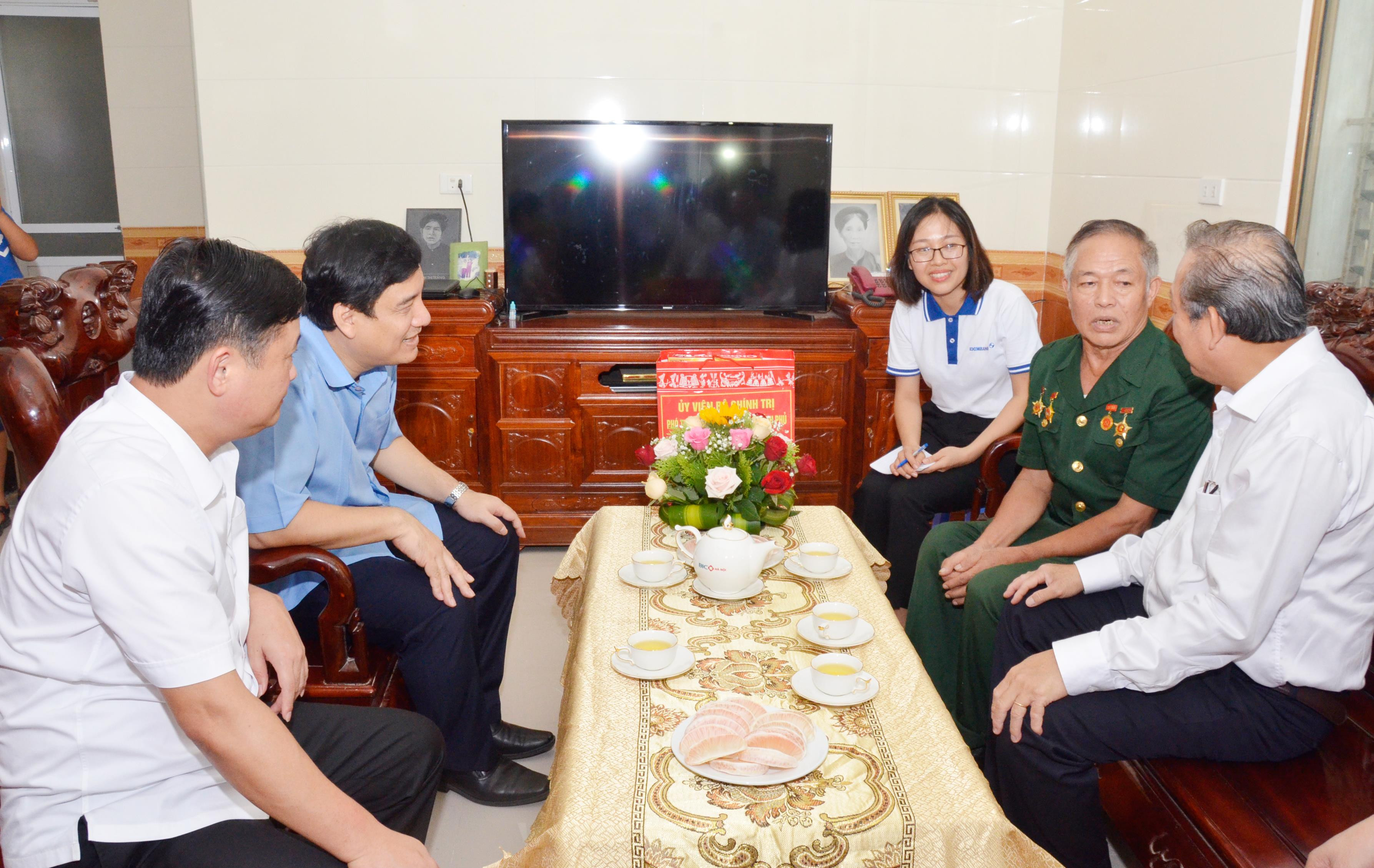 Các đồng chí lãnh đạo thăm hỏi gia đình Thương Binh