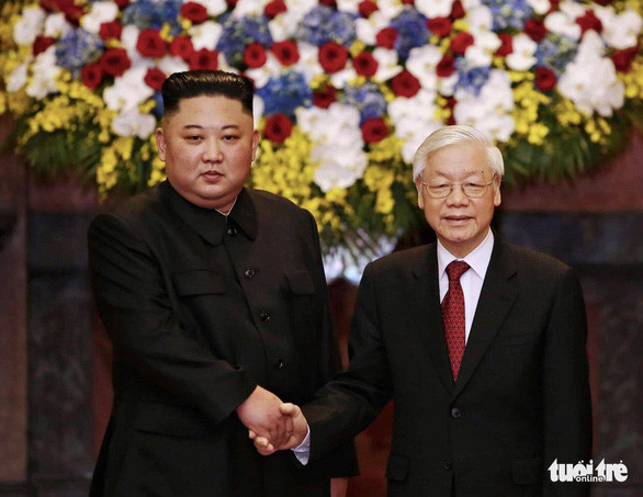 Tổng bí thư, Chủ tịch nước Nguyễn Phú Trọng và Chủ tịch Triều Tiên Kim Jong Un bắt tay trước khi bước vào hội đàm trong khuôn khổ chuyến thăm chính thức hữu nghị Việt Nam của ông Kim trong hai ngày 1 và 2-3-2019 - Ảnh: QUANG MINH