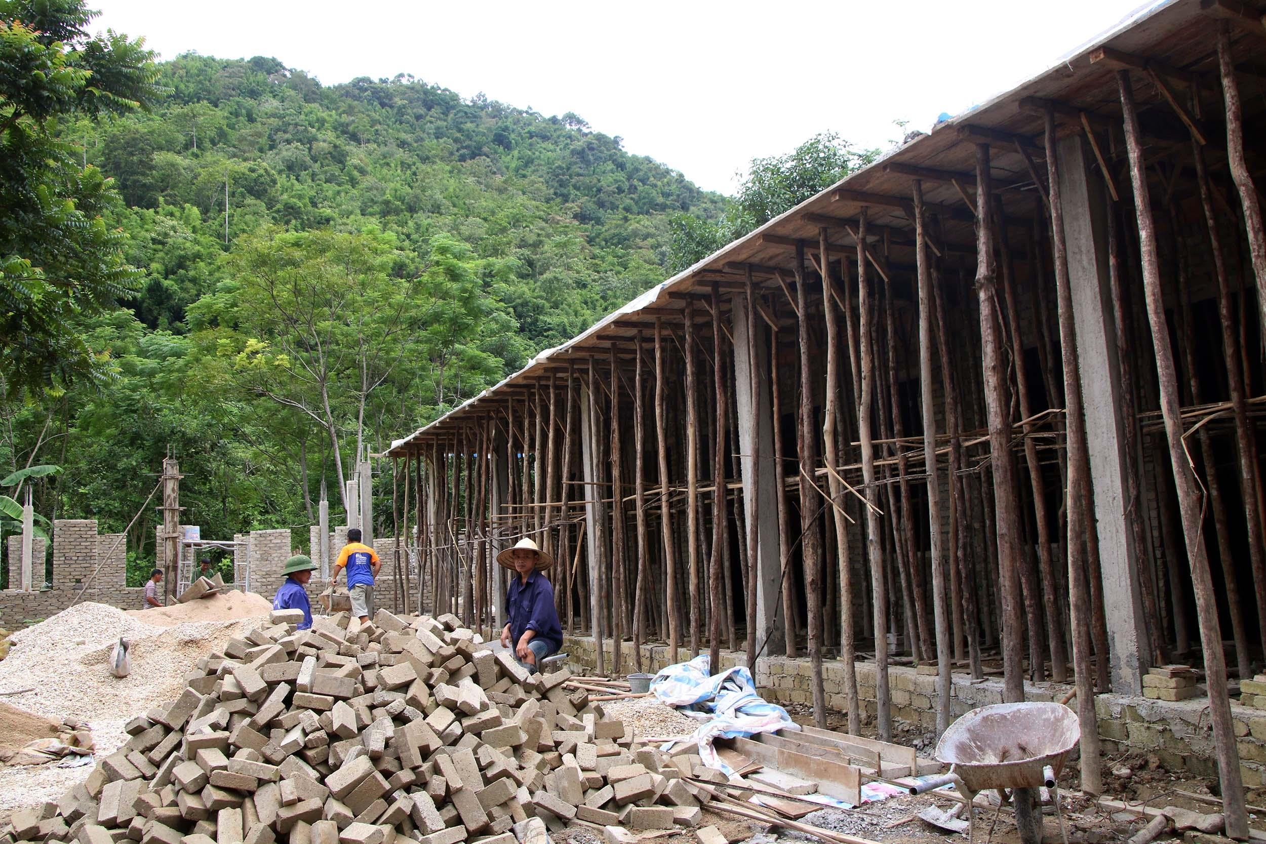 Năm học mới sắp sửa khai giảng, nhưng có lẽ còn một thời gian khá dài nữa, ngôi trường mới đang xây này mới được ban giao và đưa vào sử dụng.