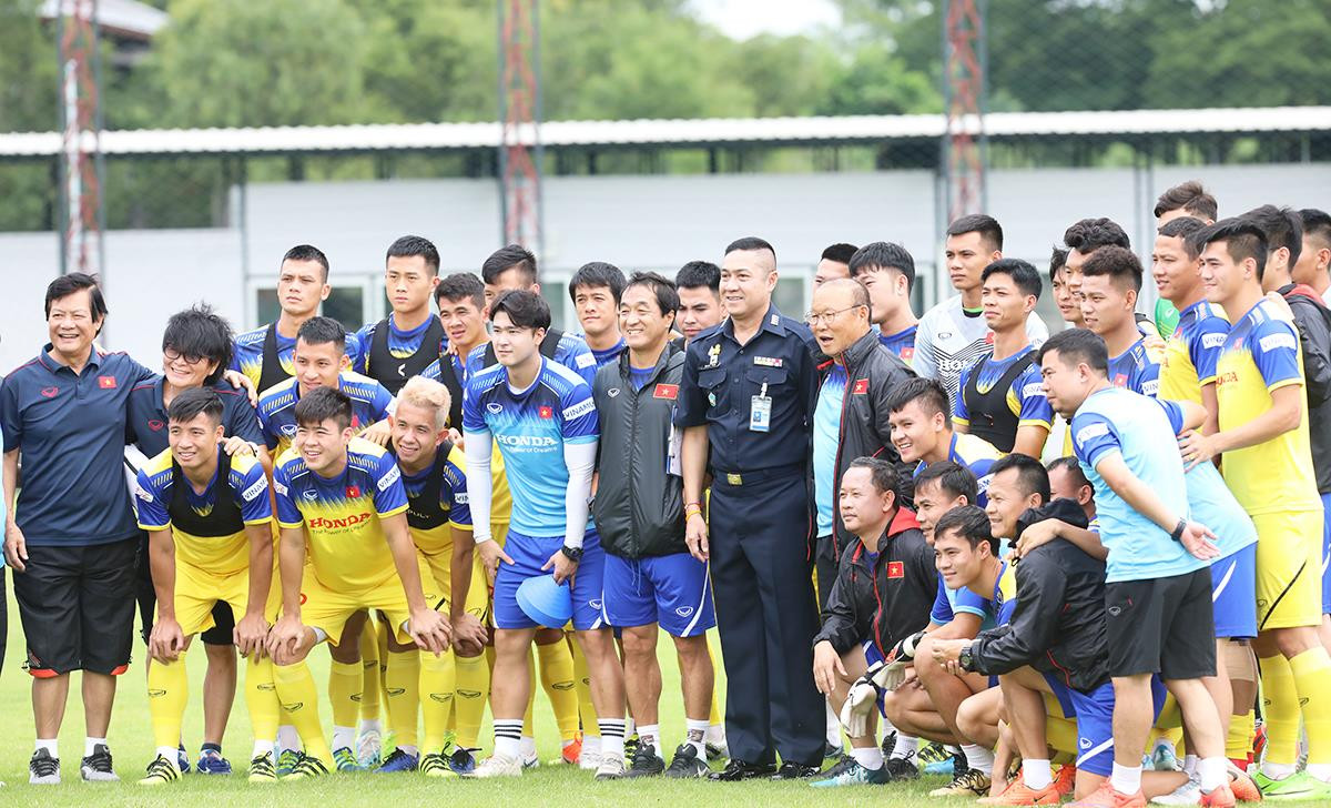 Ngay sau đó, HLV Park và ĐT Việt Nam đón một vị khách khá đặc biệt, ông Piyapong Pue-on, từng là đồng đội cũ của thầy Park khi cùng thi đấu ở Lucky-Goldstar FC, tiền thân của FC Seoul. Ảnh: TK