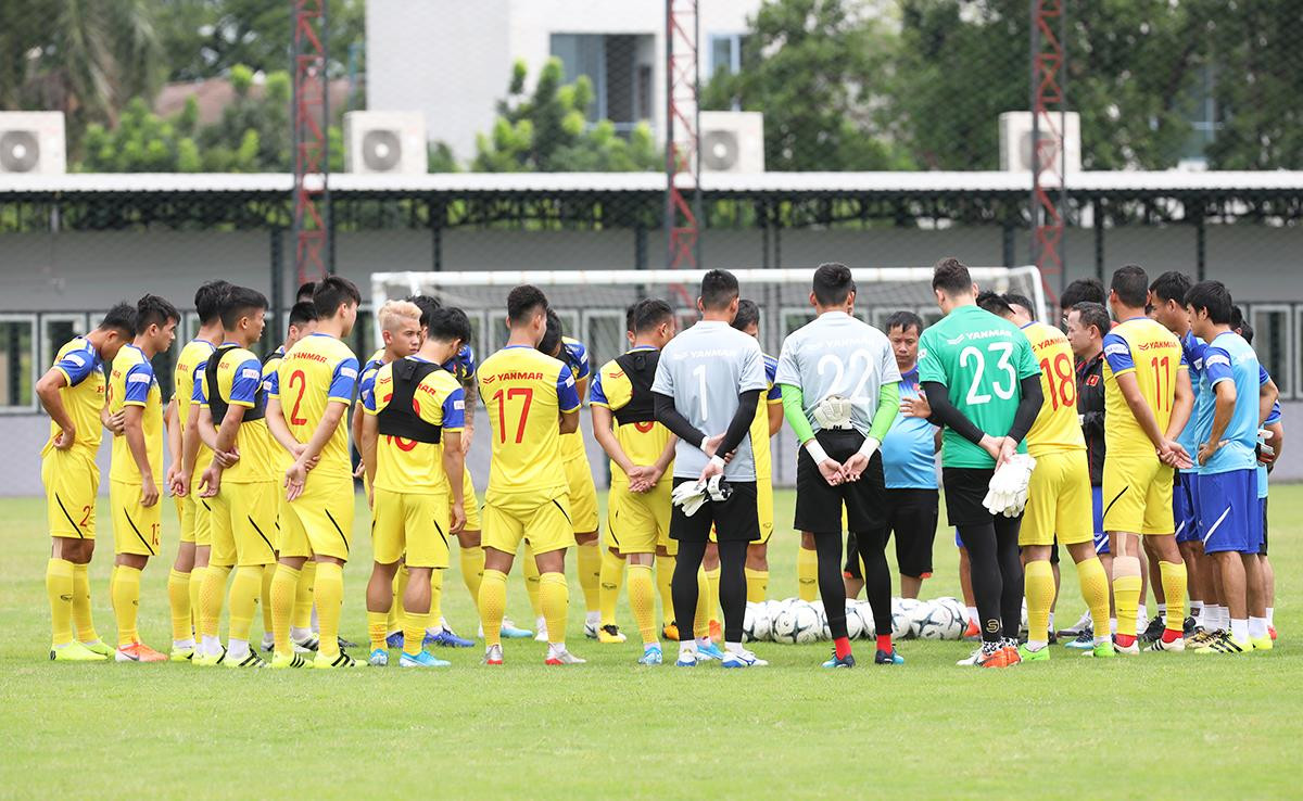 Sau khi khởi động xong, HLV Park Hang-seo dặn dò các cầu thủ, yêu cầu sự tập trung cao độ trước trận đấu sắp tới. Ảnh: TK
