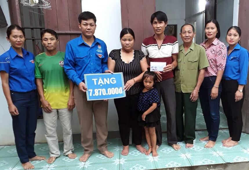Đoàn xã Quỳnh Đôi trao tiền ủng hộ chị Hồ Thị Thương, bị mắc bệnh hiểm nghèo