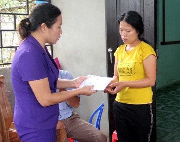  Lãnh đạo huyện Quỳ Hợp trao tiền hỗ trợ cho gia đình cháu Phan Gia Hưng (Tam Hợp).