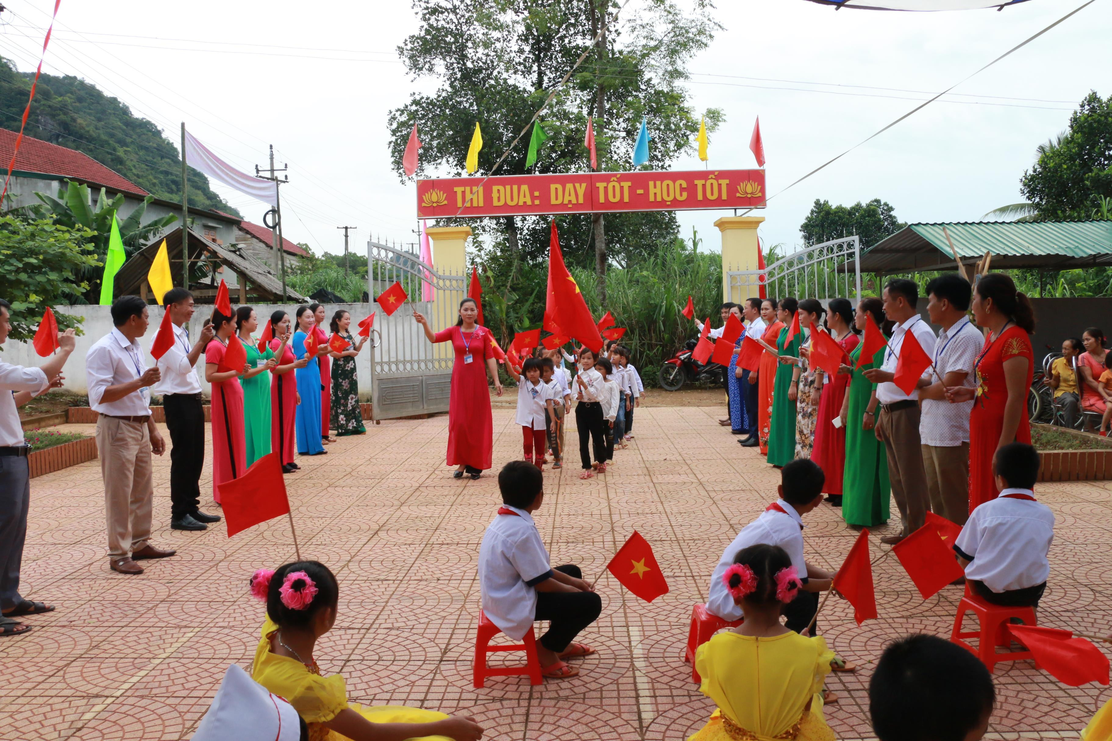 Học sinh Trường Tiểu học Thạch Ngàn luyện tập chuẩn bị cho lễ khai giảng năm học mới. Ảnh: Mỹ Hà.