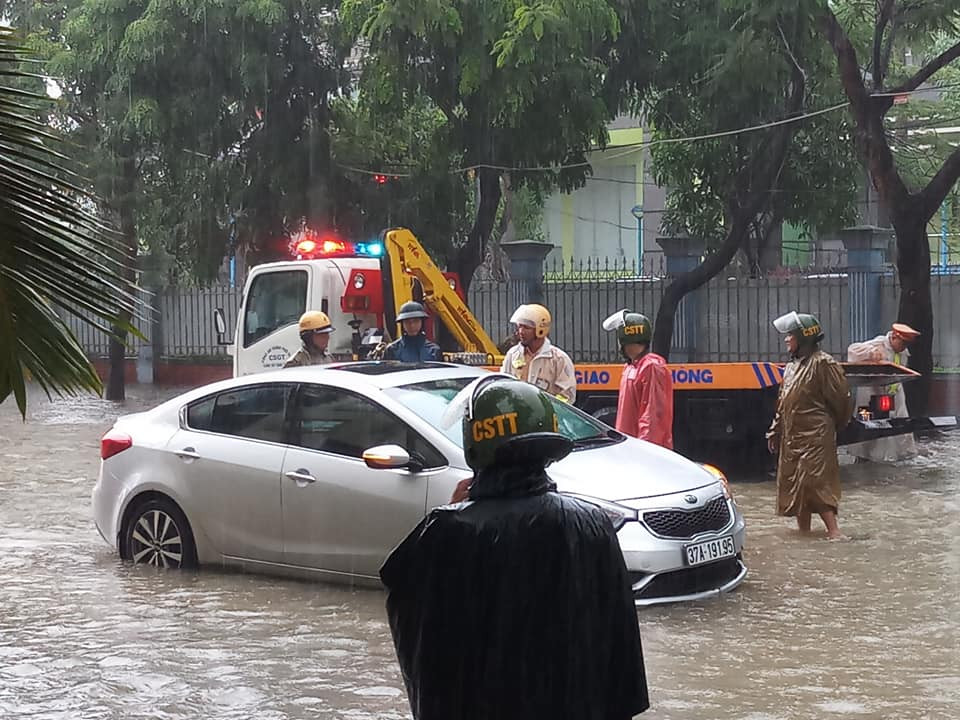 Một chiếc xe ngập nước ở TP Vinh sáng 3/9. Ảnh Quỳnh Trang