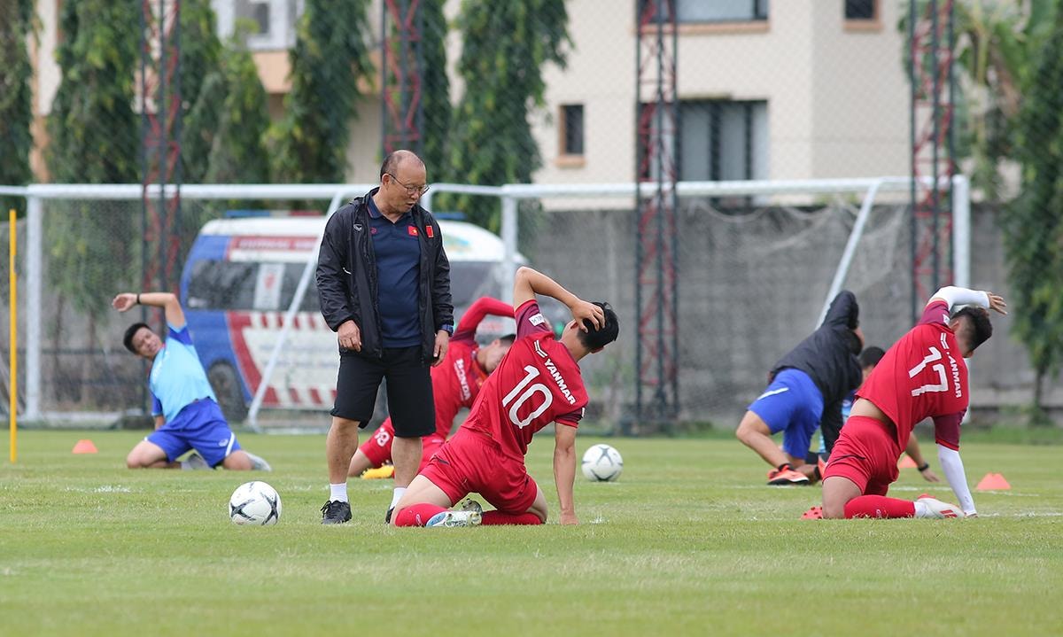 Trong buổi tập chiều nay, HLV Park Hang-seo để mắt tới khá nhiều tuyển thủ, trong số này có Công Phượng. Ảnh: Trung Kiên