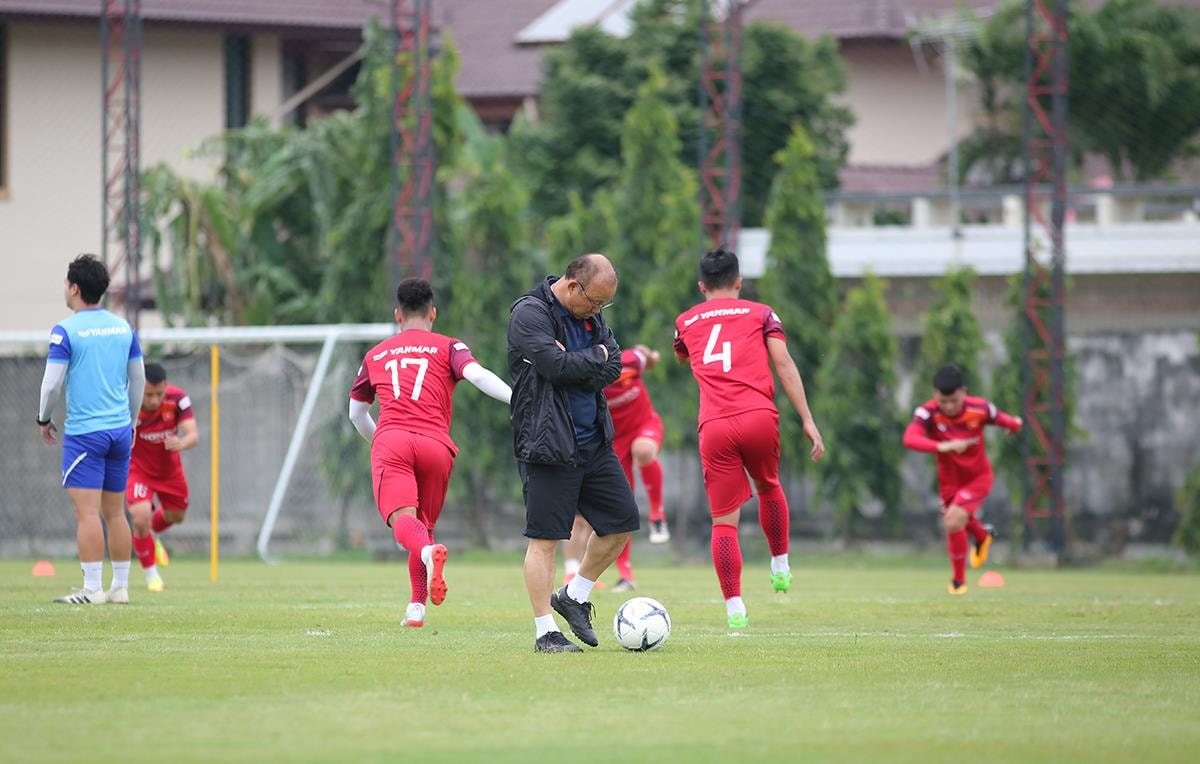 Mặc dù trước đó thầy Park vẫn chơi đùa với các học trò, nhưng HLV người Hàn Quốc vẫn tỏ ra suy tư. Có lẽ HLV trưởng ĐT Việt Nam đang có chút lo lắng về trường hợp của Trọng Hoàng và Văn Hậu. Ảnh: Trung Kiên