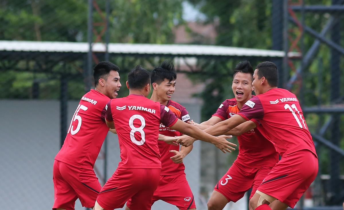 Các tuyển thủ cười tươi hết cỡ trong những ván chơi tiếp theo, một không khí thoải mái và sảng khoái đến từ ĐT Việt Nam hai ngày trước trận gặp Thái Lan. Ảnh: Trung Kiên
