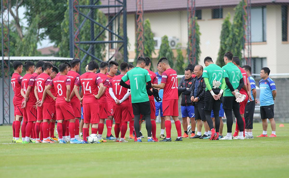 Chiều nay (3/9), ĐT Việt Nam được bố trí tập luyện trên sân phụ của CLB Muangthong United. Tuyển thủ Đoàn Văn Hậu không kịp tham dự buổi tập này của ĐT Việt Nam vì sang Hà Lan ký hợp đồng. Ảnh: Trung Kiên