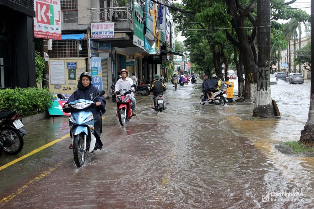 Mưa lớn trong ngày 3 và 4/9 đã làm ngập nhiều tuyến phố ở thành Vinh. Ảnh tư liệu