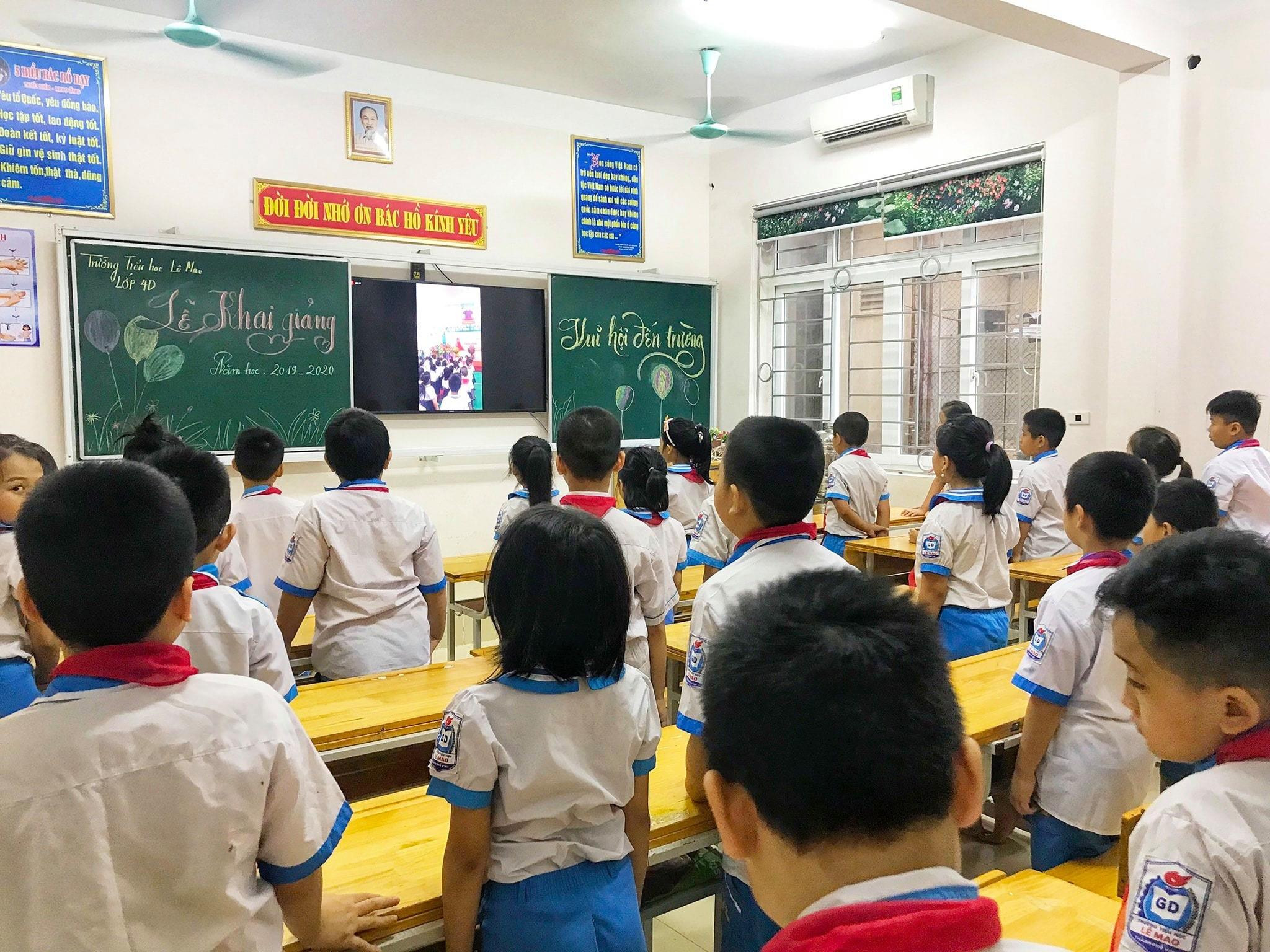 Học sinh ở tại lớp cùng tham gia chào cờ. Ảnh: Tiểu học Lê Mao