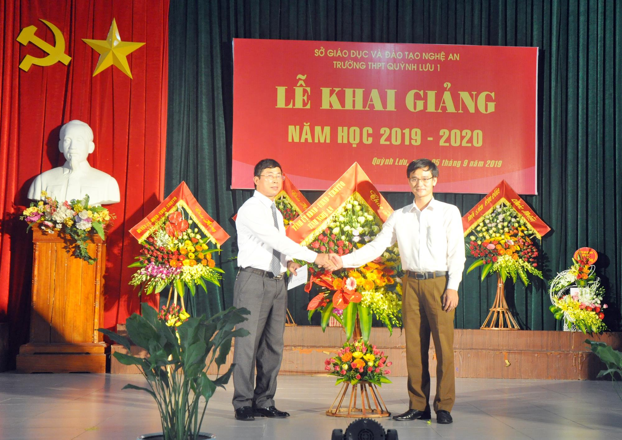 Lãnh đạo Sở Giáo dục và Đào tạo tặng lẵng hoa và trao quà cho Trường THPT Quỳnh Lưu 1 nhập dịp Lễ Khai giảng năm học.