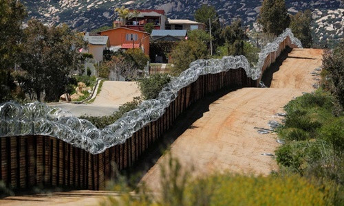 Một đoạn hàng rào biên giới tại bang California, Mỹ. Ảnh: Reuters.