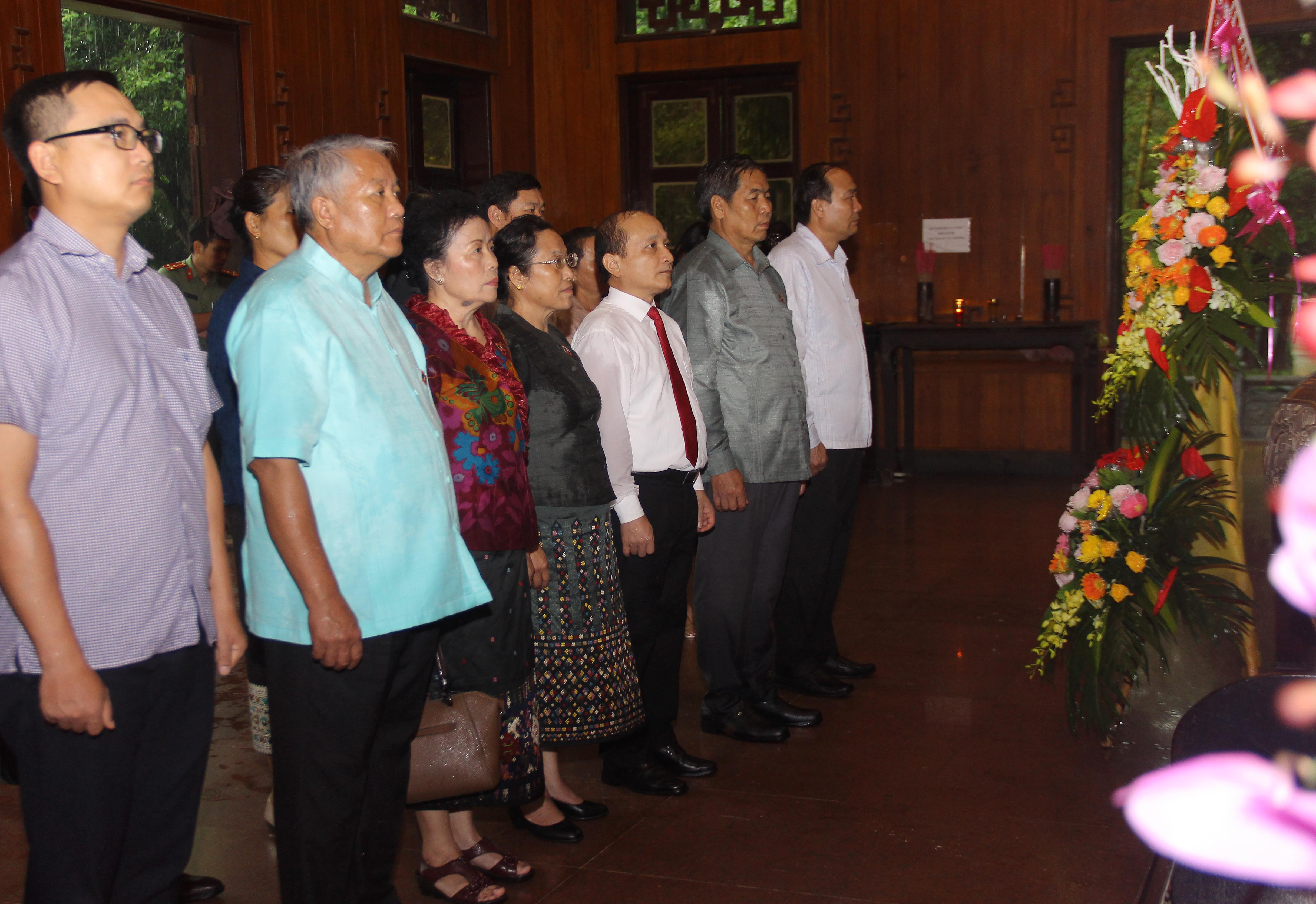 Liên dâng hoa, dâng hương tưởng niệm Chủ tịch Hồ Chí Minh.