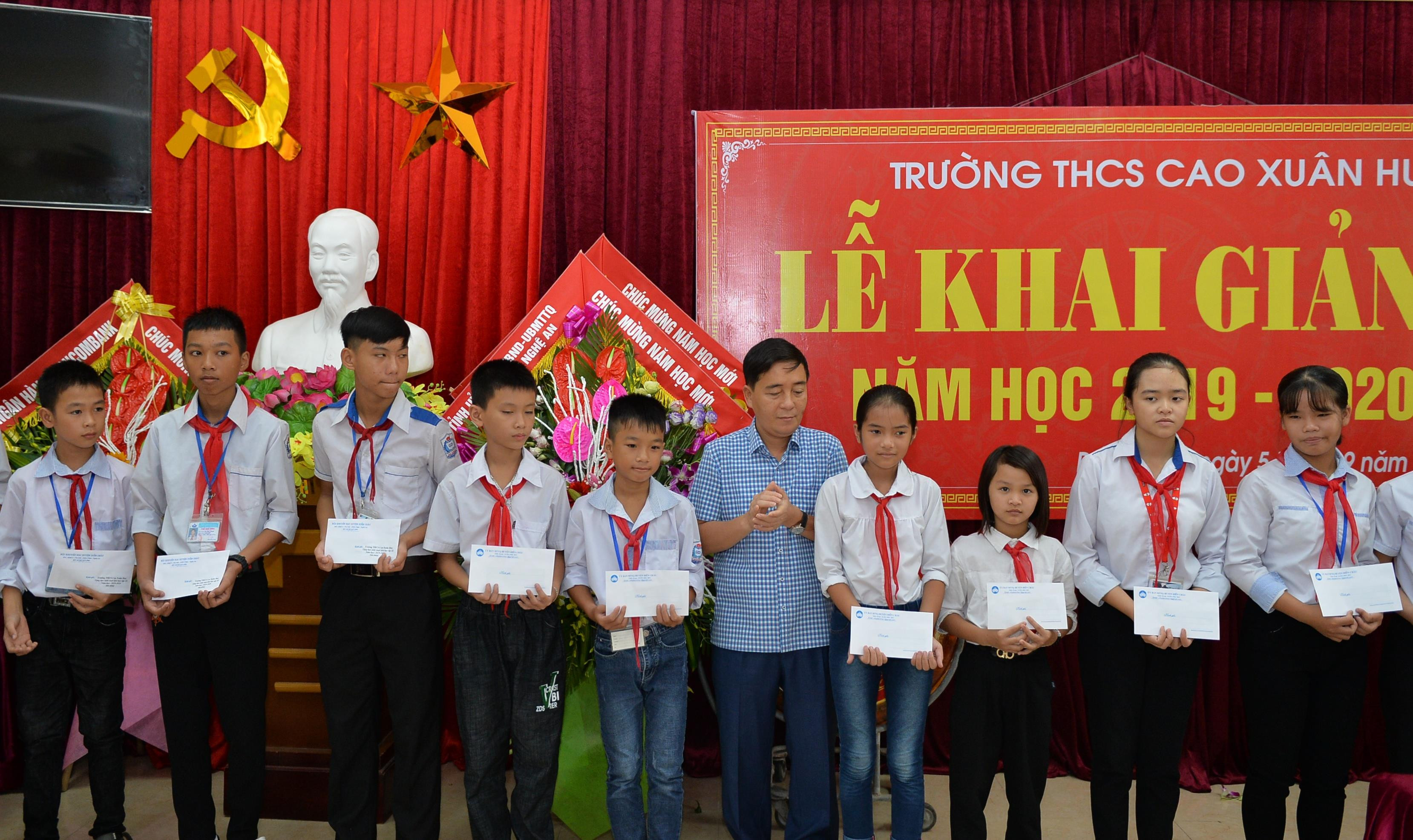 Cũng dịp này, UBND huyện diễn châu đã trao tặng 15 suất quà cho 15 học sinh vươn lên hoàn cảnh khó khăn, học tập tốt.