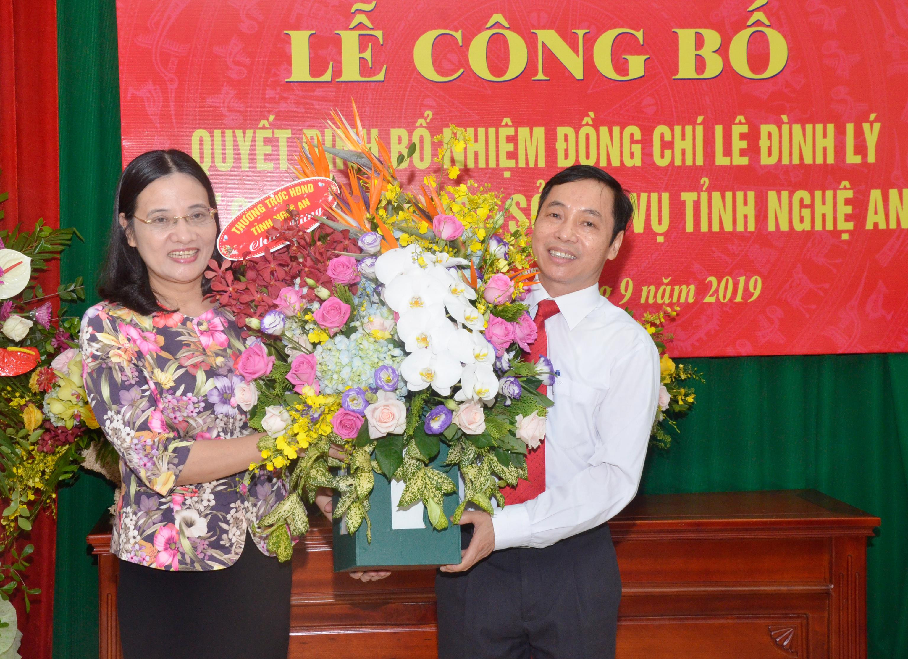 Phó Chủ tịch HĐND tỉnh Cao Thị Hiền tặng hoa chúc mừng đồng chí Lê Đình Lý. Ảnh: Thanh Lê