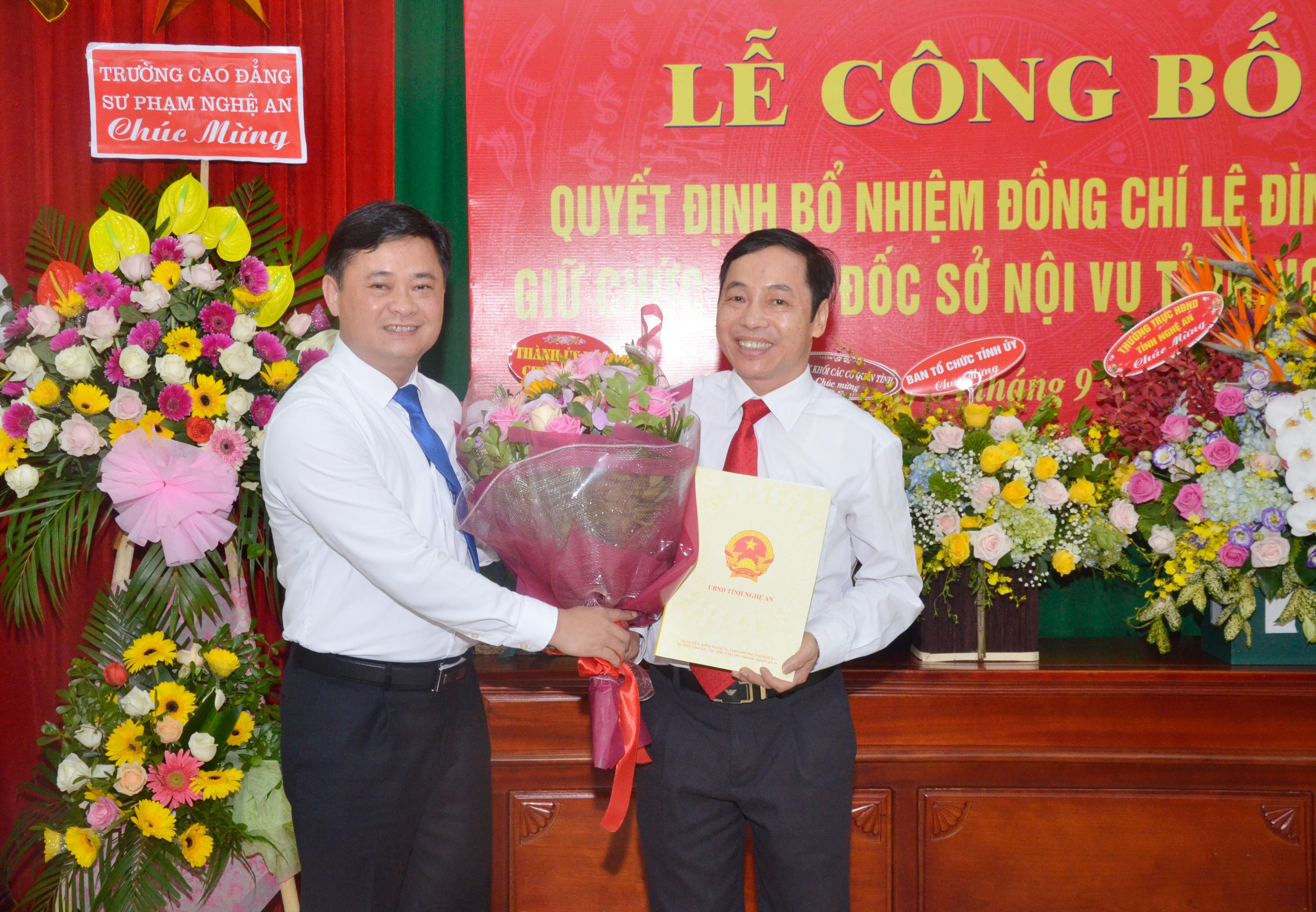 Chủ tịch UBND tỉnh Thái Thanh Quý trao quyết định bổ nhiệm Giám đốc Sở Nội vụ