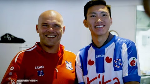 HLV Johnny Jansen (trái) chào đón Đoàn Văn Hậu gia nhập Heerenveen.