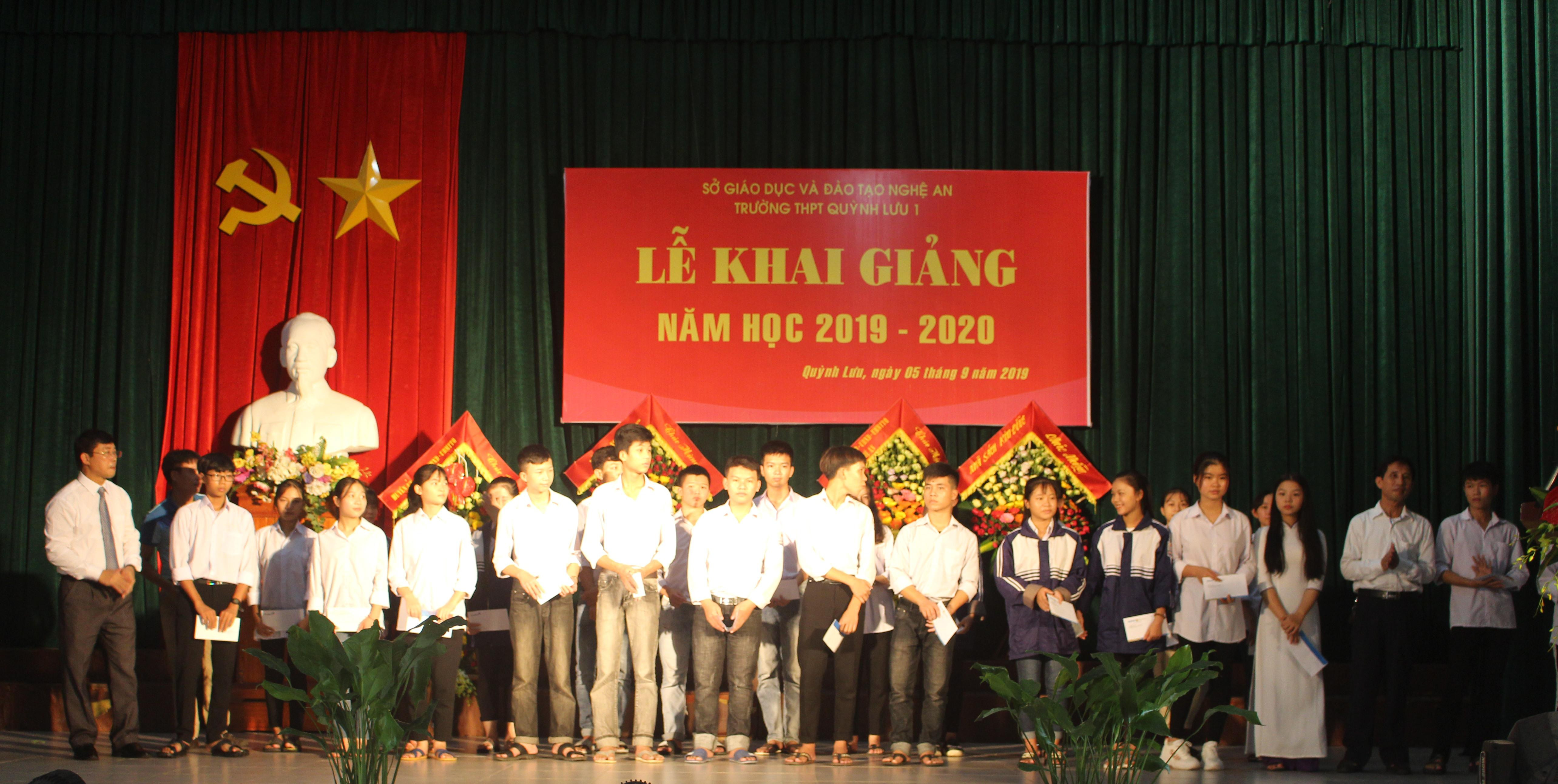 Nhân dịp khai giảng năm học mới, các trường học trên địa bàn huyện Quỳnh Lưu đều phát động tháng khuyến học và tổ chức trao quà khuyến học với tổng số tiền hàng trăm triệu đồng.