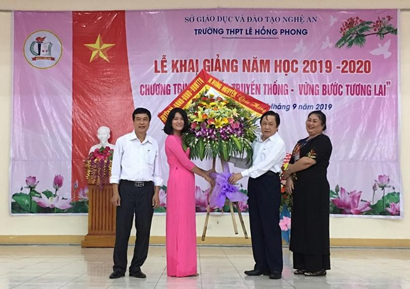 Ông Ngô Phú Hàn chủ tịch UBND huyện tặng hoa chúc mừng trường THPT Lê Hồng Phong nhân dịp khai giảng năm học mới