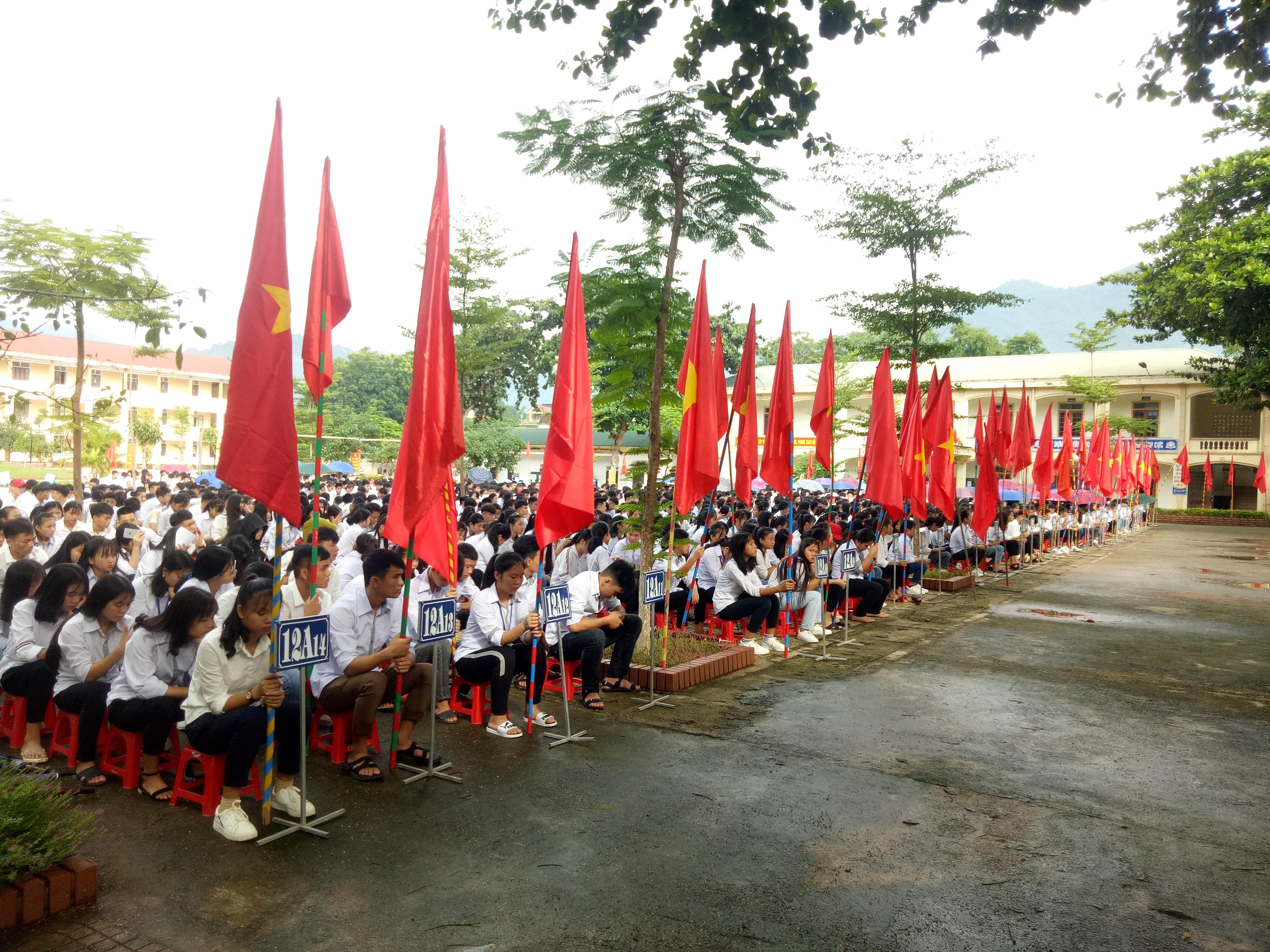 1.677 học sinh và 98 cán bộ, giáo viên, nhân viên trường THPT Quế Phong nô nức khai giảng năm học mới