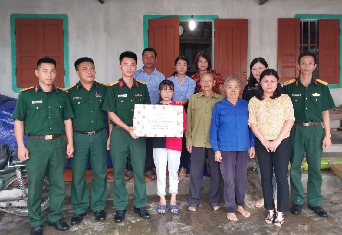 tặng quà cho hai cháu Nhân - Phúc ở xóm 8 xã Nhân Sơn - Đô – Lương