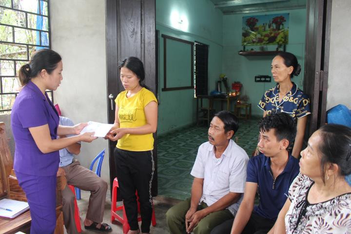 Lãnh đạo huyện Quỳ Hợp trao tiền hỗ trợ cho gia đình cháu Phan Gia Hưng (Tam Hợp). Ảnh: Phan Giang