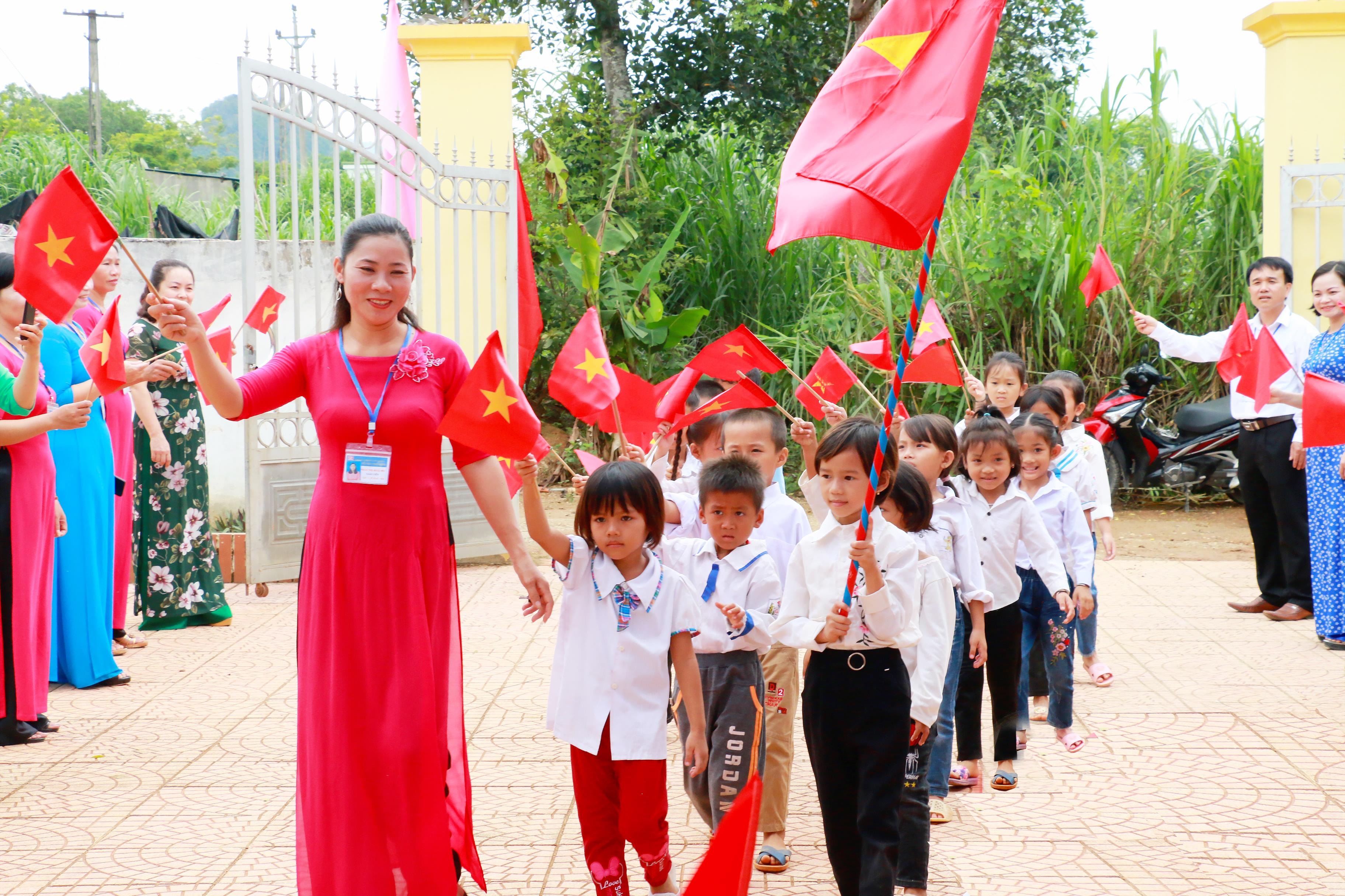 Giáo viên, học sinh Trường Tiểu học Thạch Ngàn 2 (Con Cuông) luyện tập chuẩn bị cho lễ khai giảng năm học mới. 