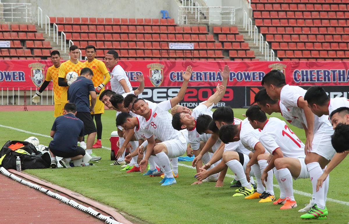 Các tuyển thủ bắt đầu khởi động trước khi bước vào những phần tập chiến thuật với tâm trạng rất thoải mái và sáng khoái. Ảnh: Trung Kiên