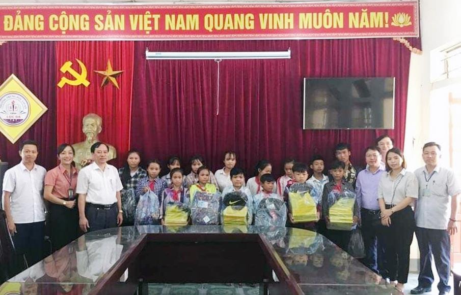 Ủy ban kiểm tra Tỉnh ủy trao quà
