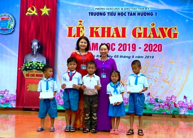 Trao 5 suất quà cho các cháu trường TH Tân Hương