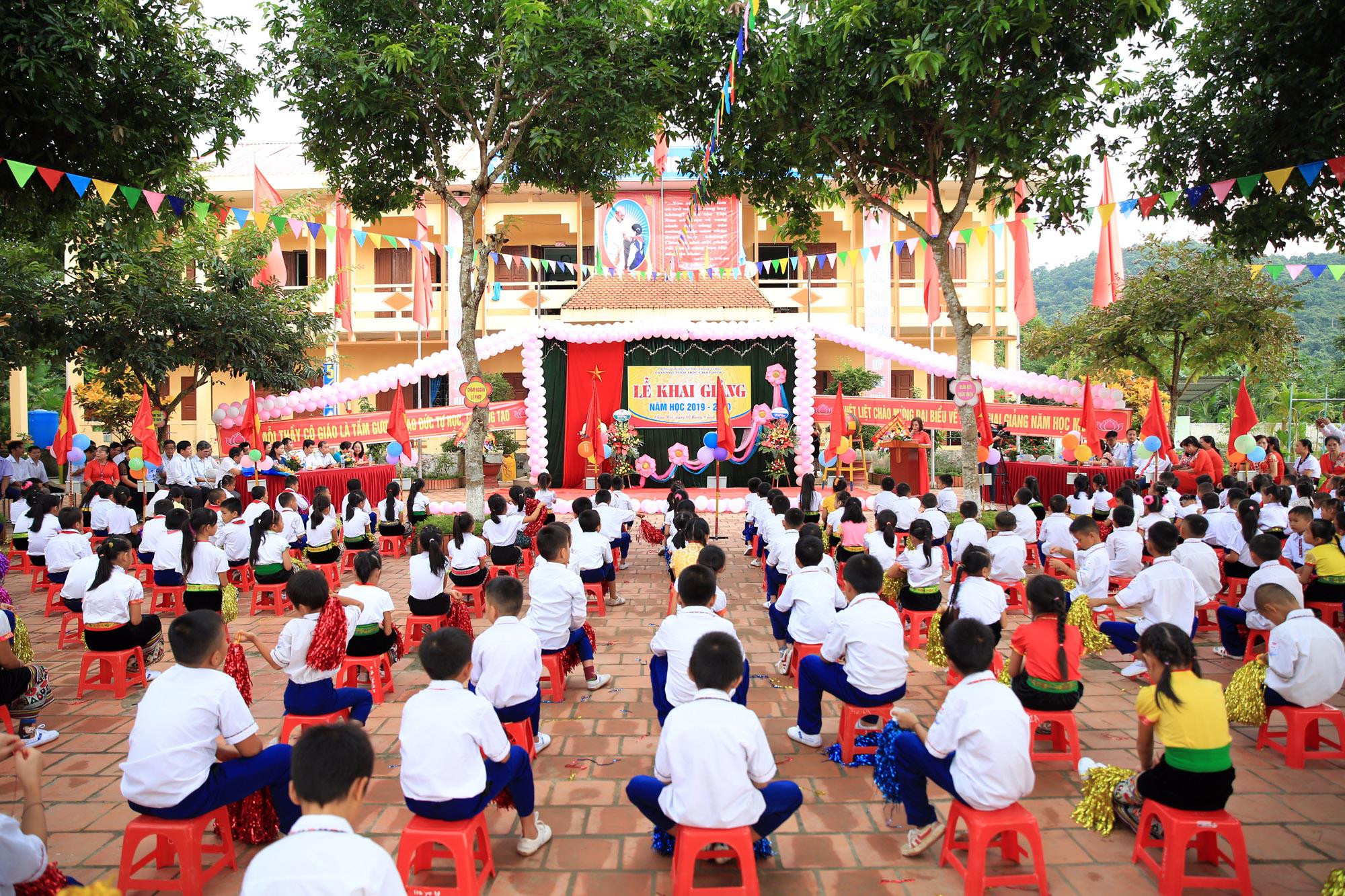 Khung cảnh khai giảng năm học mới tại trường Tiểu học Châu Hội 1. Ảnh: Hồ Phương