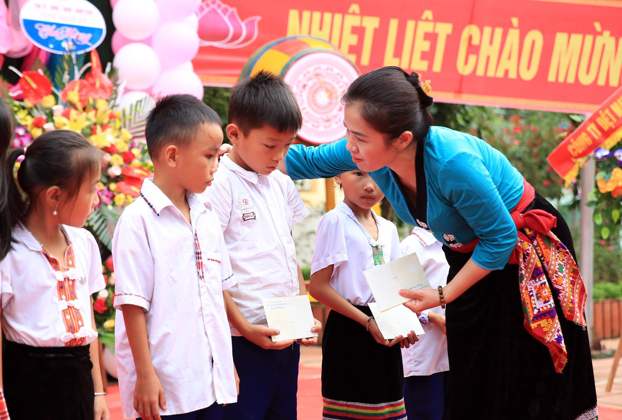 Đại diện lãnh đạo tỉnh trao quà cho các em học sinh nghèo hiếu học tại trường. Ảnh: Hồ Phương