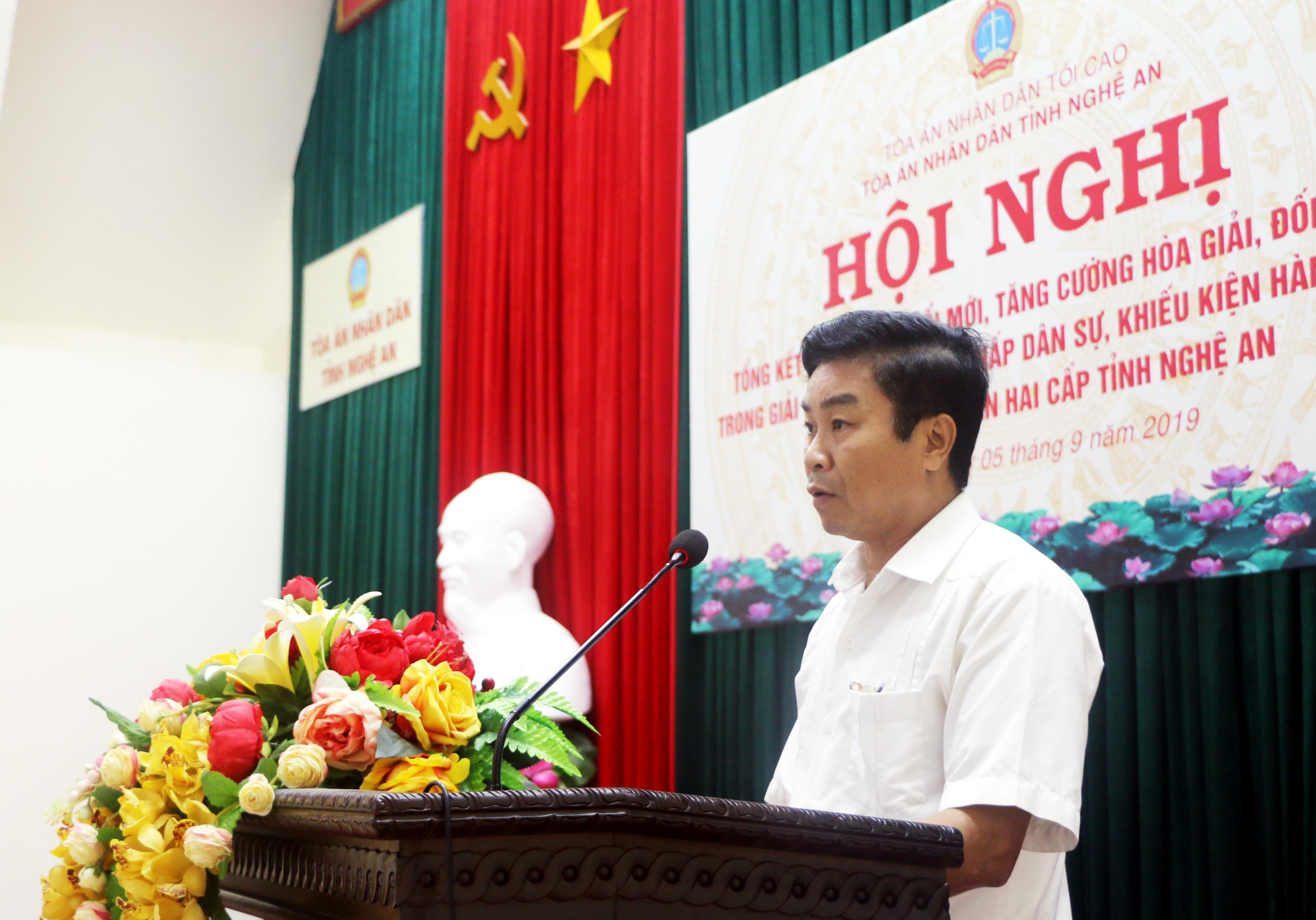 Đồng chí Hồ Đình Trung- Ủy viên BCH Đảng bộ tỉnh, Chánh Án TAND tỉnh phát biểu khai mạc hội nghị. Ảnh: Khánh Ly