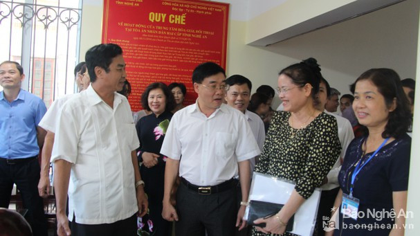 Các đại biểu tham quan văn phòng hòa giải đối thoại tại TAND tỉnh Nghệ An. Ảnh: Tư liệu