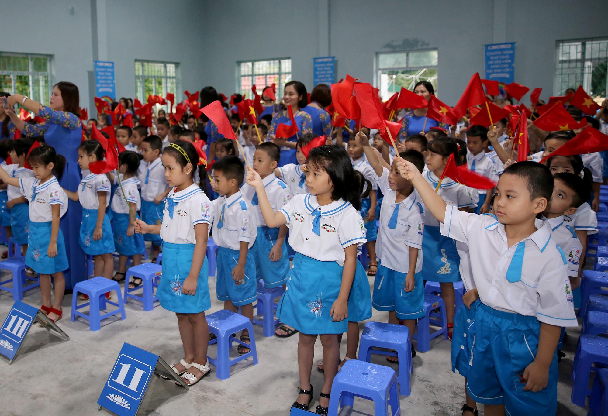 Các cháu lớp 1 Trường tiểu học Hưng Lộc trong ngày khai giảng năm học mới. Ảnh: Đức Anh