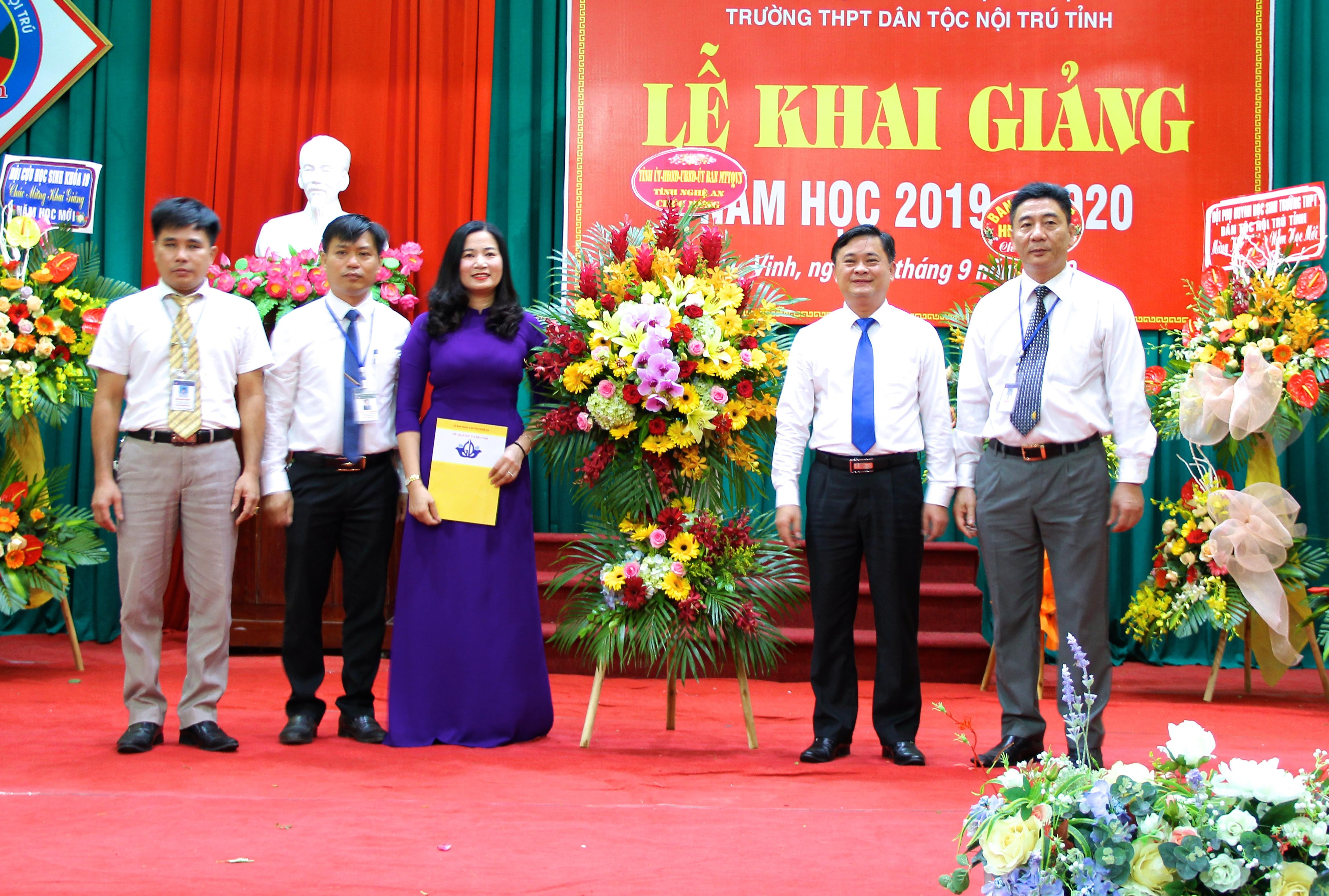 Chủ tịch UBND tỉnh Thái Thanh Quý tặng lẵng hoa và quà chúc mừng Nhà trường. Ảnh: Mỹ Nga 