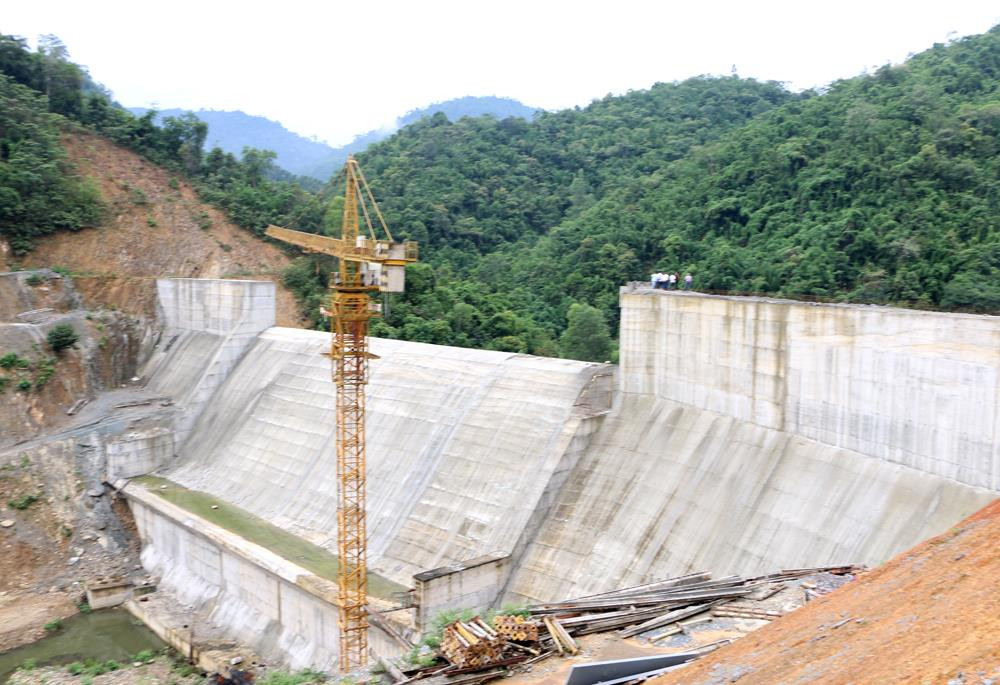 Công trình đập ngăn thủy điện Khe Thơi, cách Nhà máy phát điện khoảng 2 km có cao trình gần 80 m được đầu tư xây dựng từ năm 2015. Ảnh Nguyễn Hải