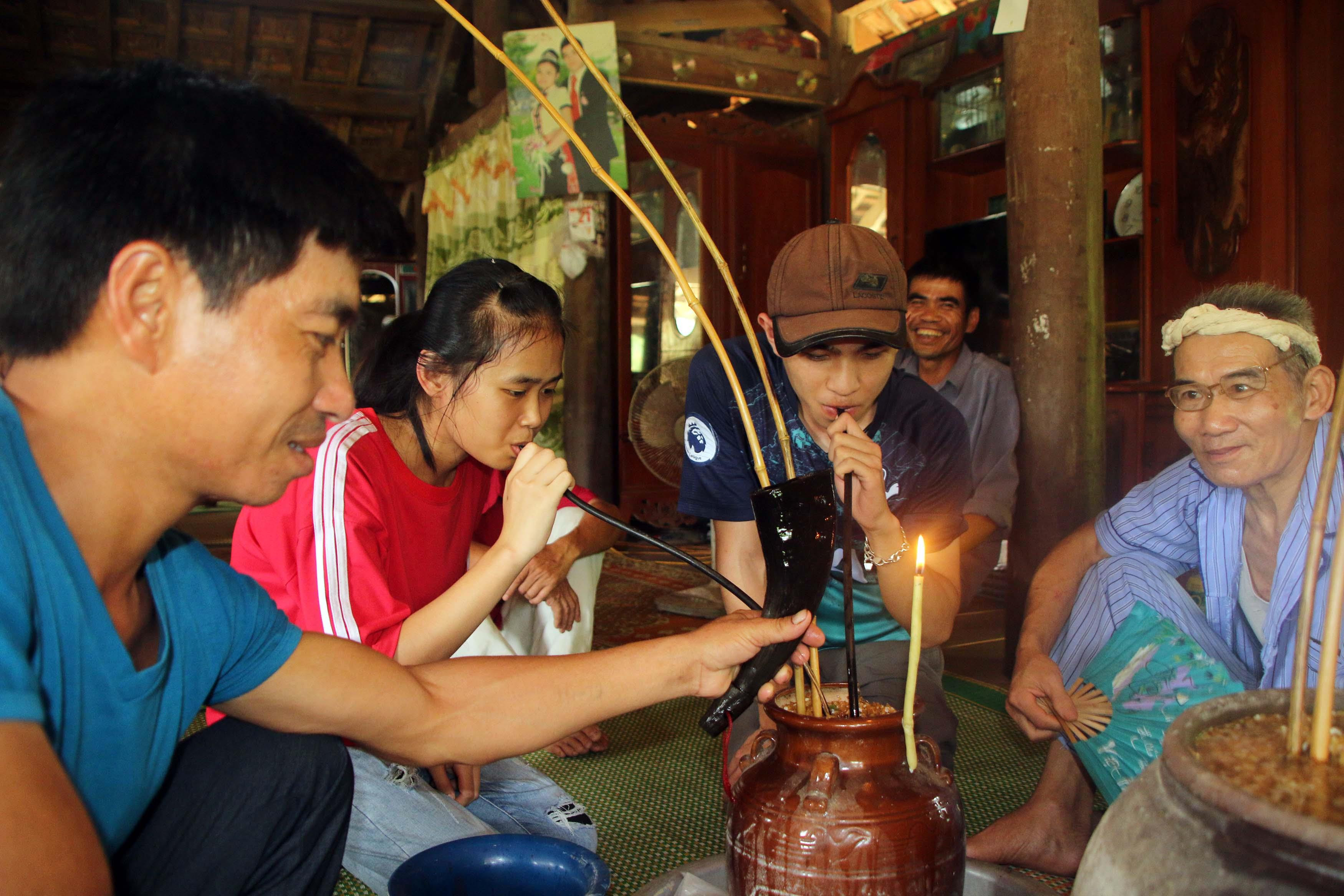 Một cuộc vui quanh chum rượu cần của đồng bào người Thái Nghệ An. Ảnh: Hữu Vi