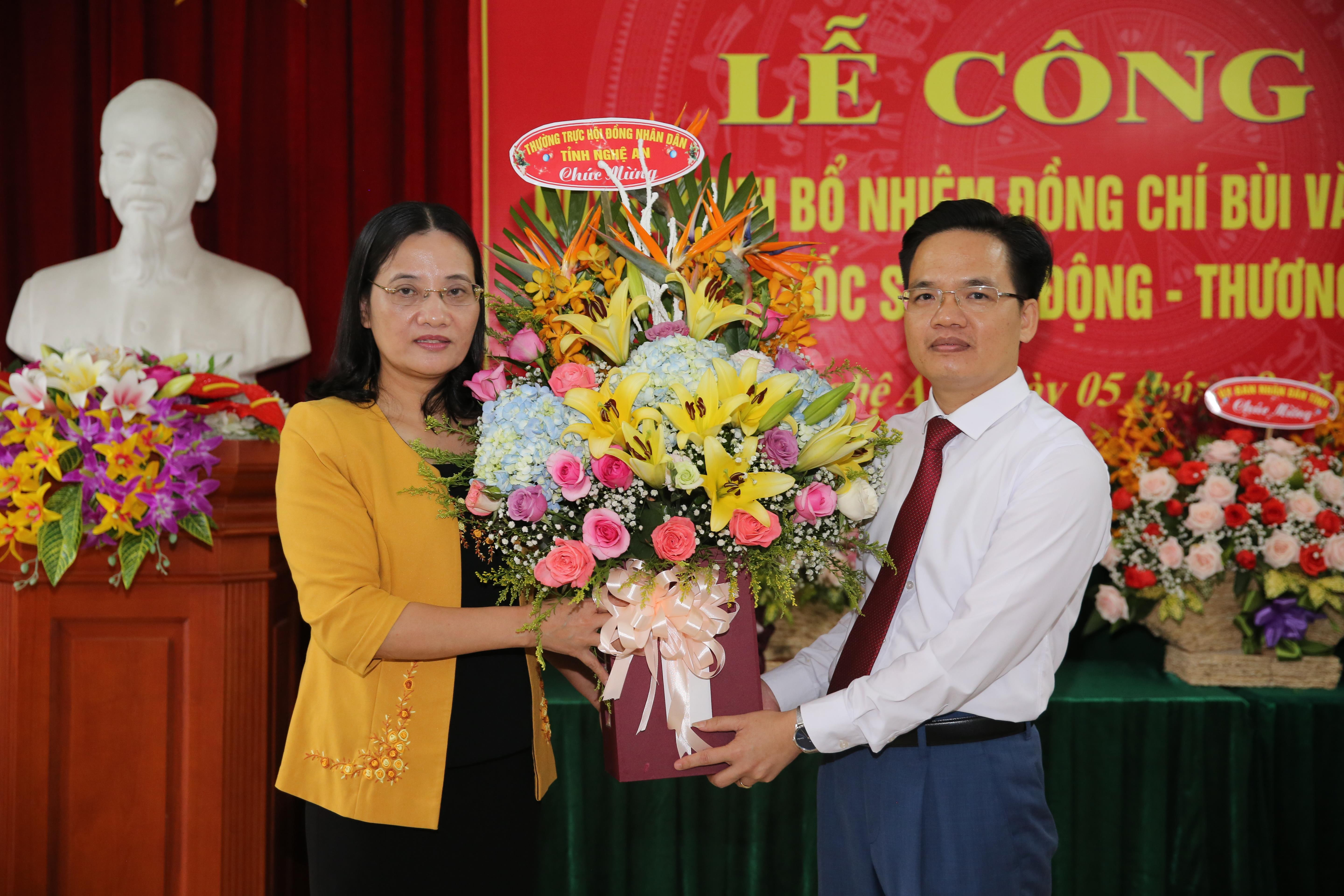 Đồng chí Cao Thị Hiền chúc mừng đồng chí Tân Phó Giám đốc Sở Lao động Thương binh & Xã hội.