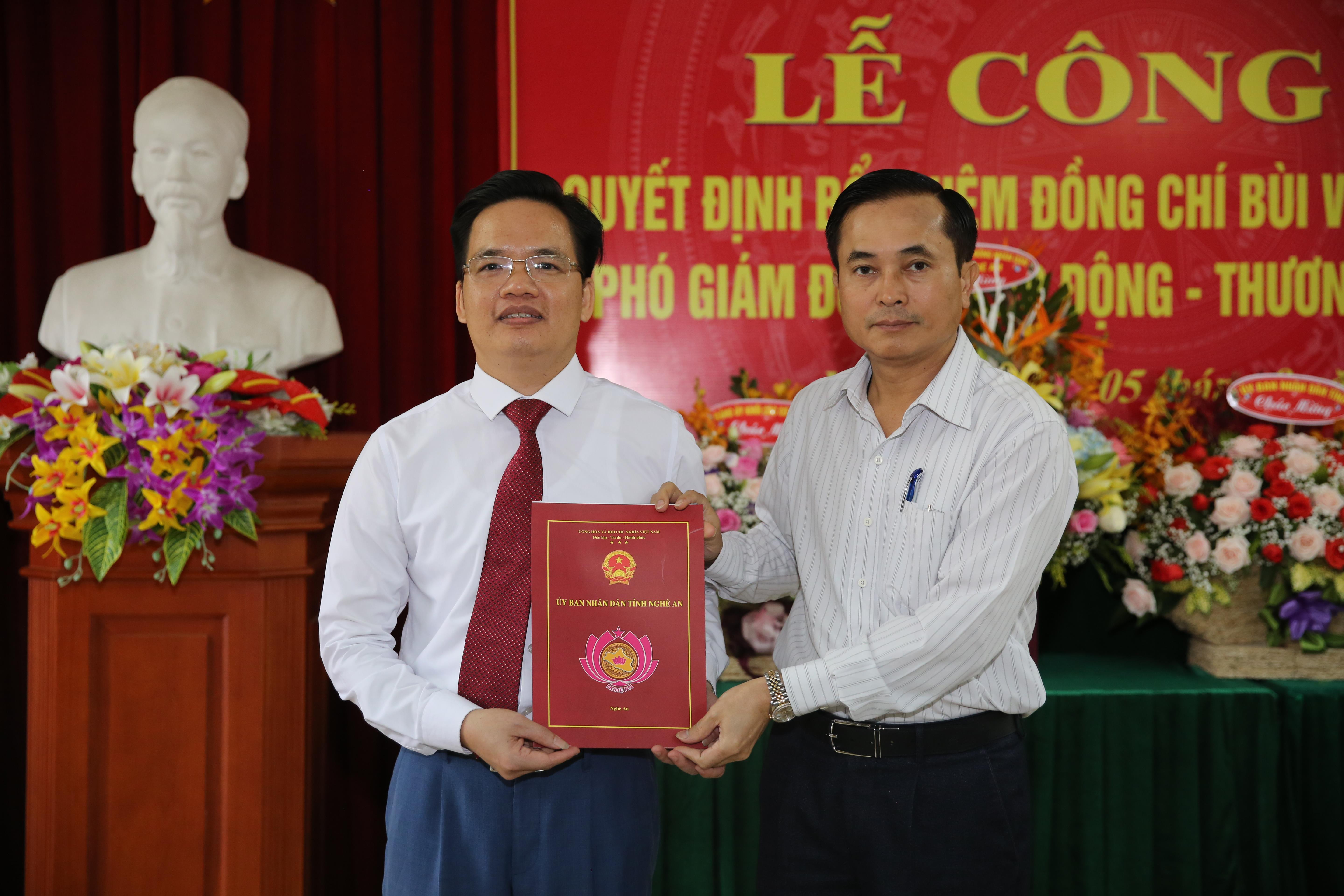  Phó Chủ tịch UBND tỉnh trao quyết định bổ nhiệm giữ chức Phó Giám đốc Sở Lao động Thương binh & Xã hội cho đồng chí Bùi Văn Hưng.