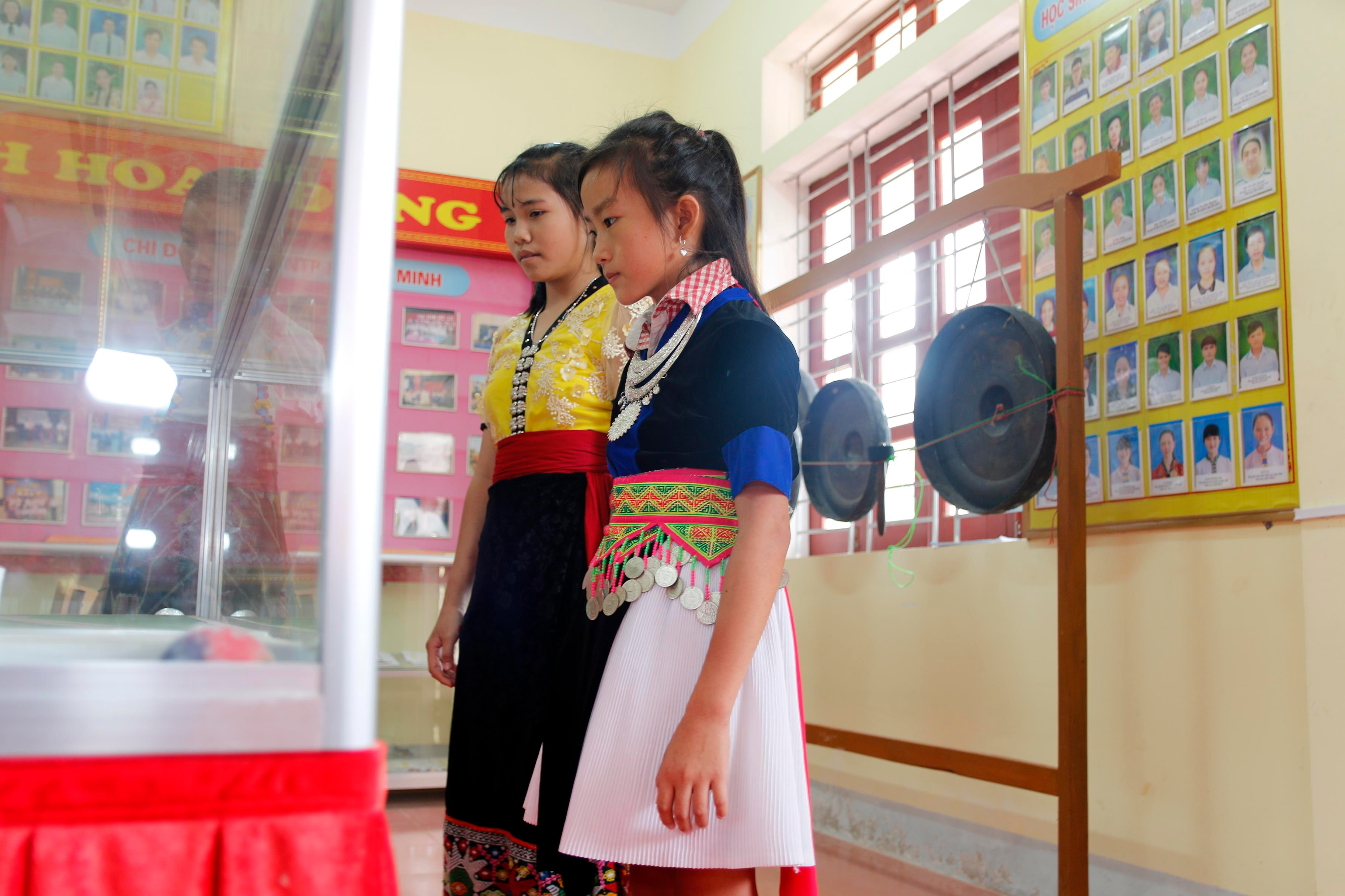 Cùng với bộ trang phục dân tộc Thái, trang phục dân tộc Mông cũng được xem là một bộ trang phục đẹp với nhiều mùa sắc rực rỡ và khá cần kỳ. Em Vừa Y Tồng (DT Mông), học sinh lớp 6B Trường PTDTNT THCS Tương Dương vui vẻ nói 