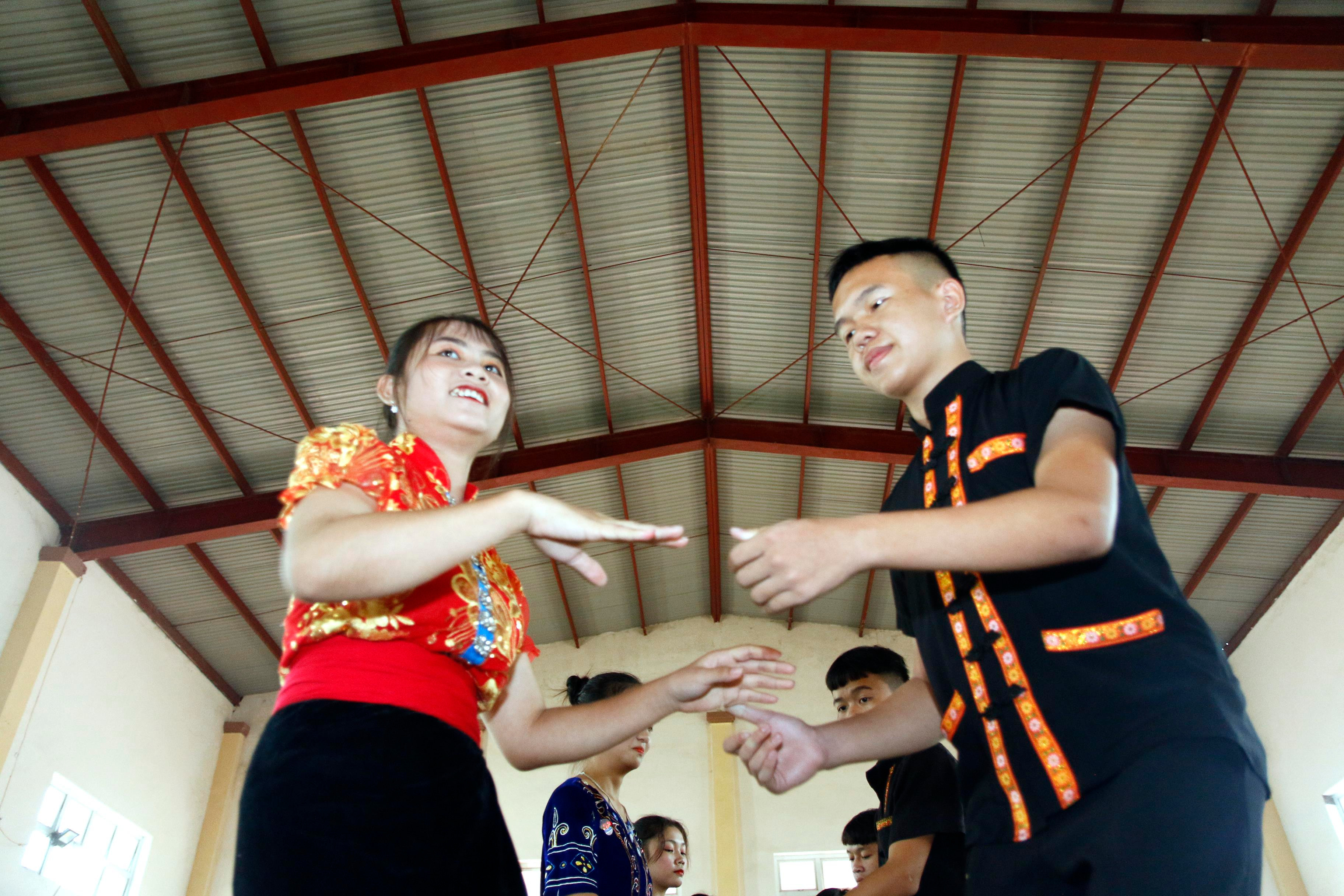 Những em học sinh nam dân tộc Mông rất tự tin khi mặc trang phụ truyền thống của dân tộc mình 6. Với chiếc áo thổ cẩm trông các em học sinh nam cũng khá nổi bật và khỏe khoắn.